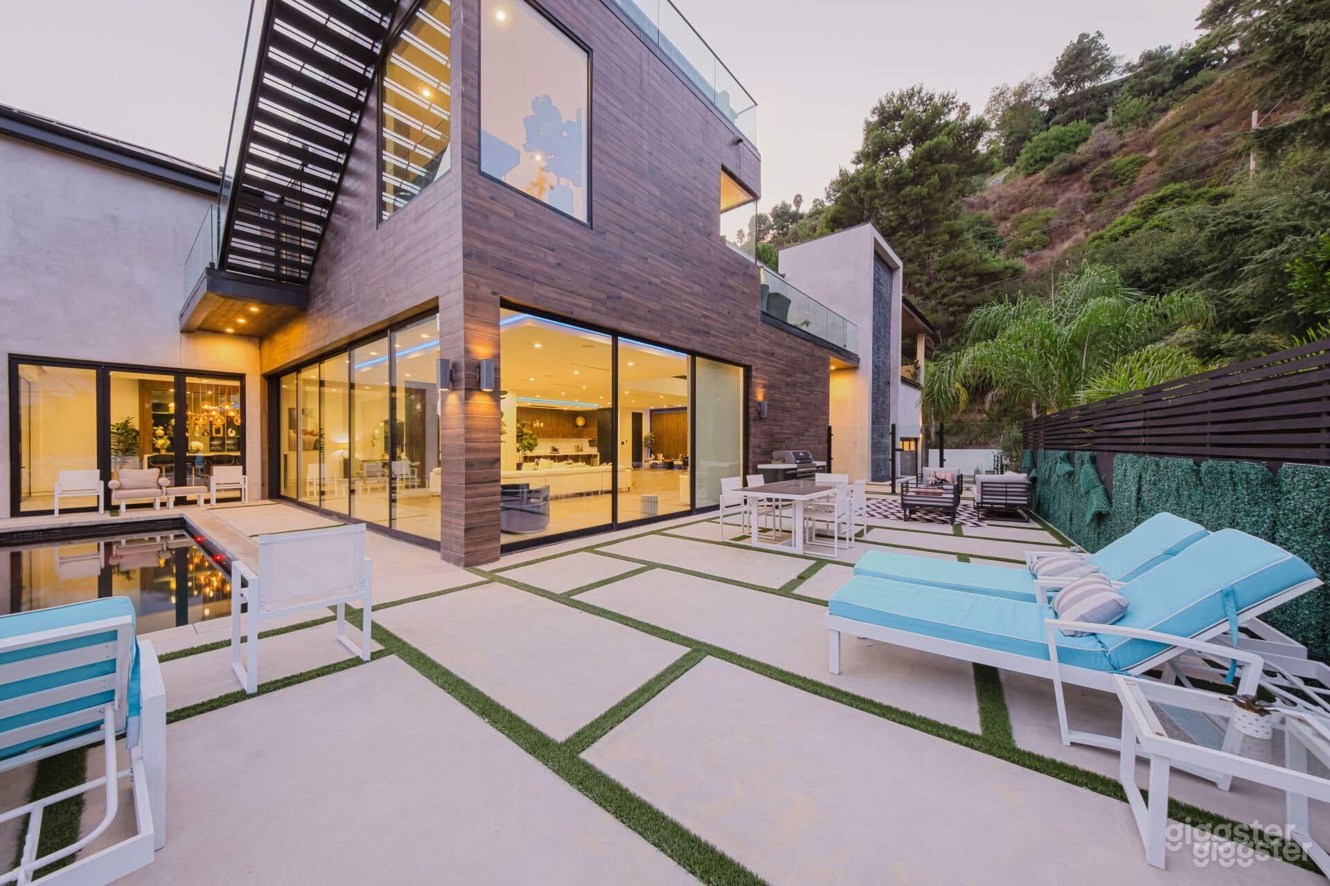 MODERN LUXE ARCHITECTURAL POOL IN THE HILLS Photo 4