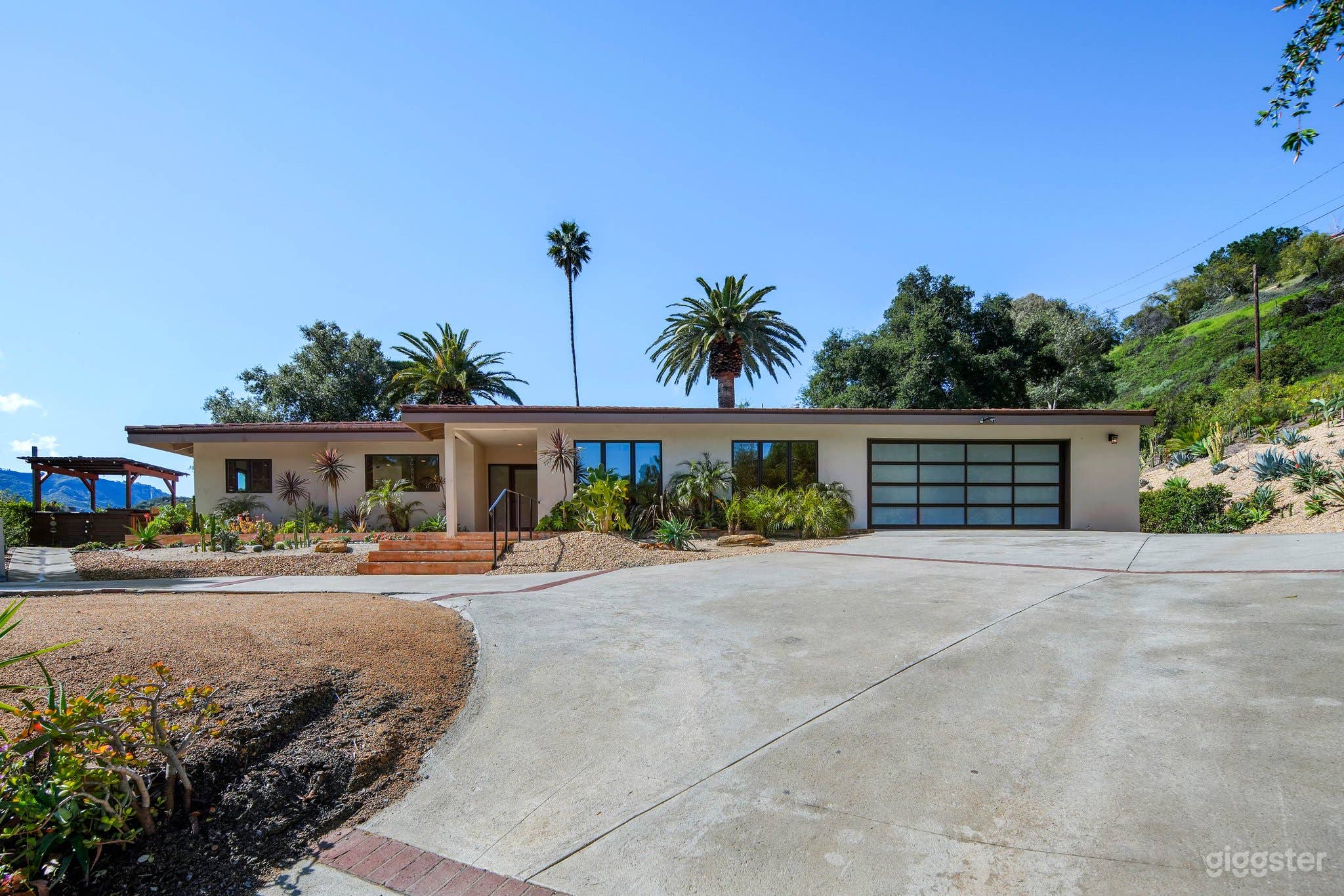 Exspansive Dreamy Mountain Oasis Photo 4