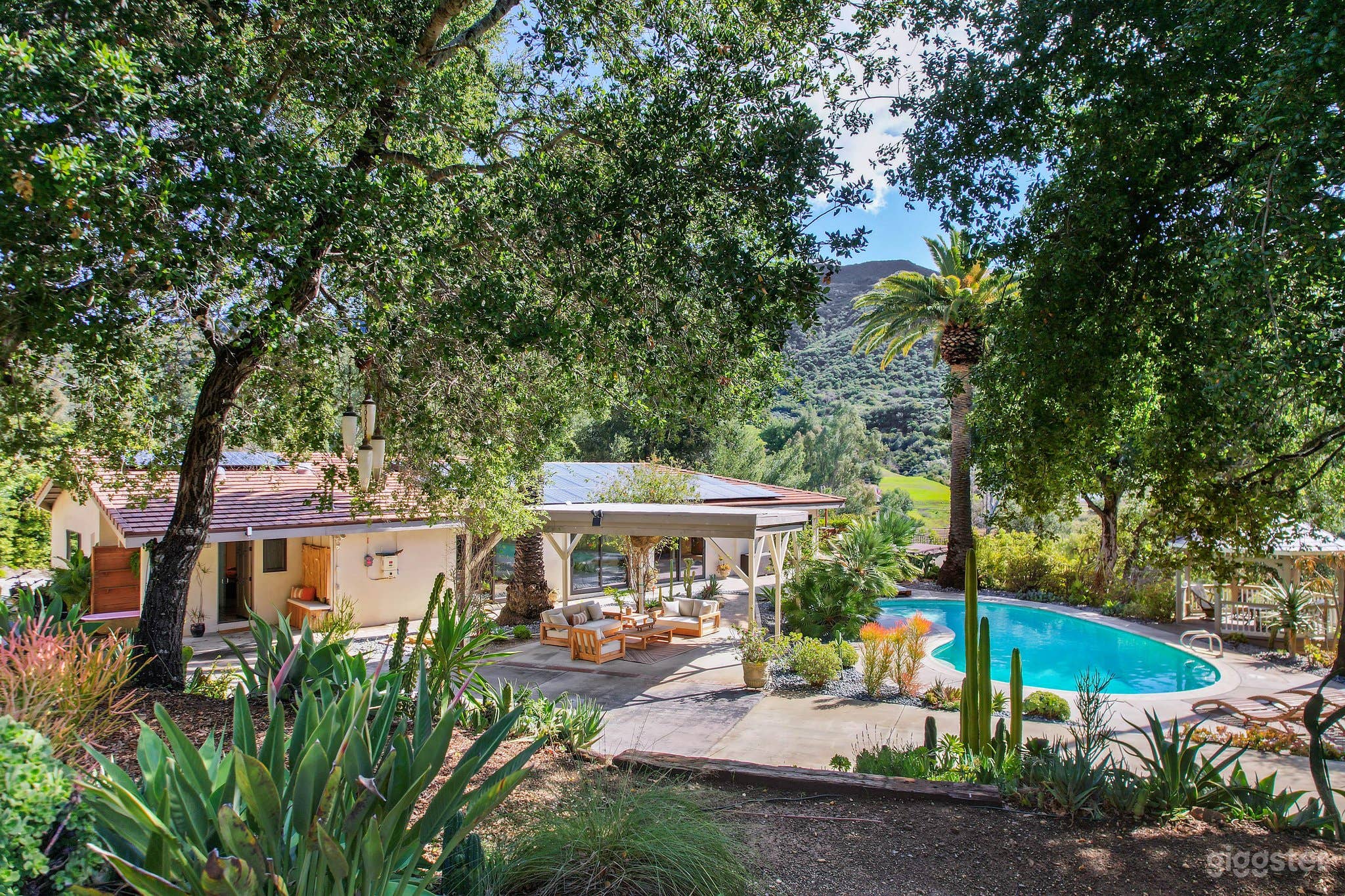 Exspansive Dreamy Mountain Oasis Photo 1