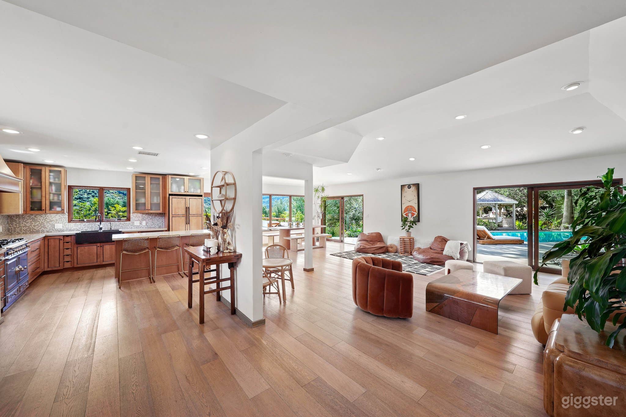 Exspansive Dreamy Mountain Oasis Photo 3