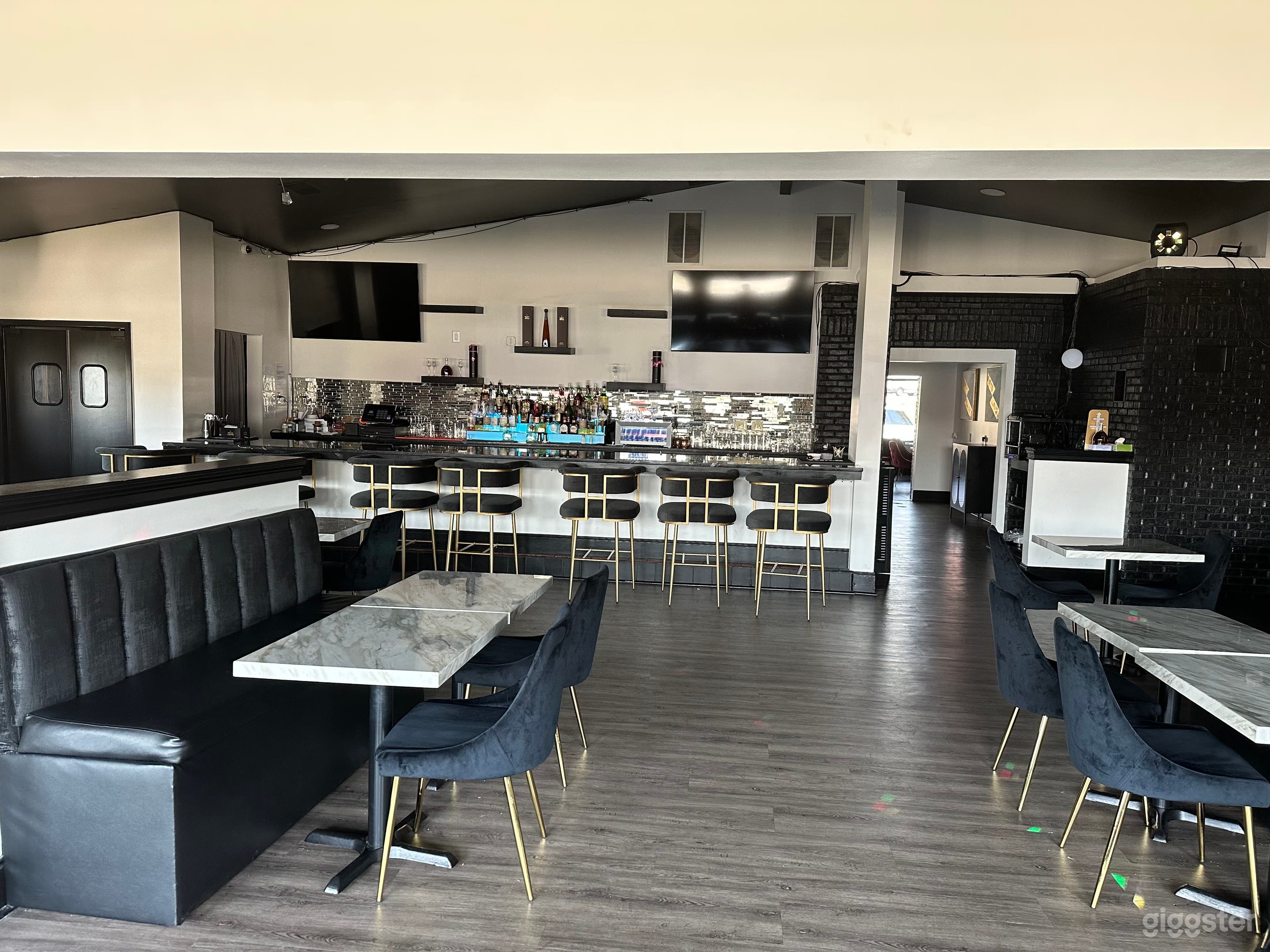 Sophisticated Bar and Lounge in the heart of Conyers Georgia Photo 4