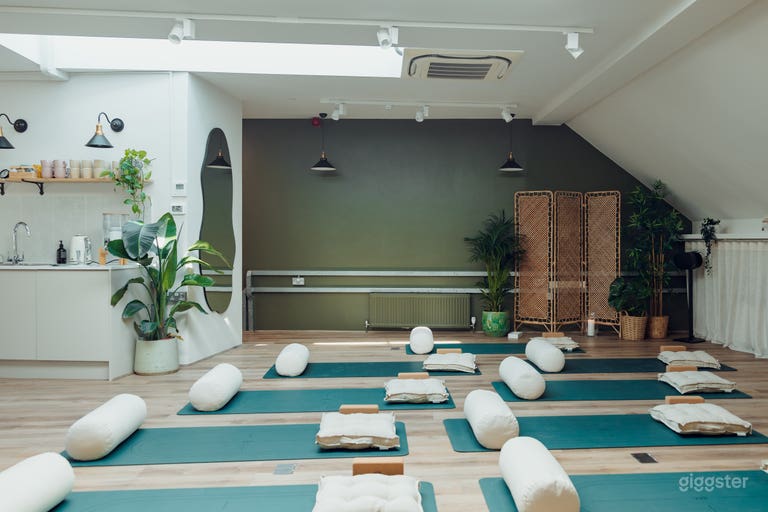  Natural Light Filled Studio - Yoga + Photography 
