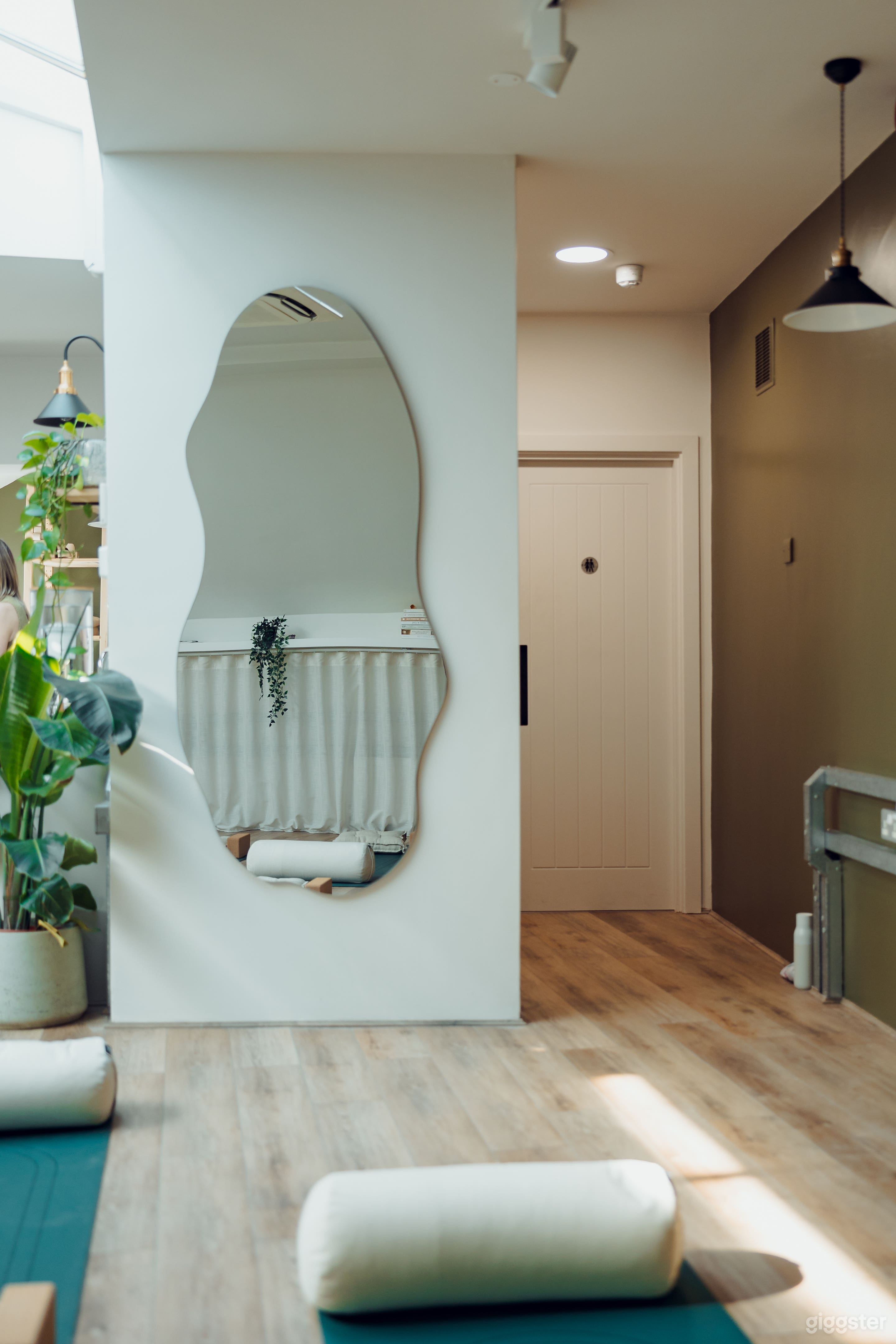 Natural Light Filled Studio - Yoga + Photography Photo 4