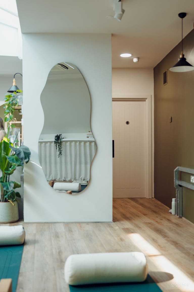  Natural Light Filled Studio - Yoga + Photography 