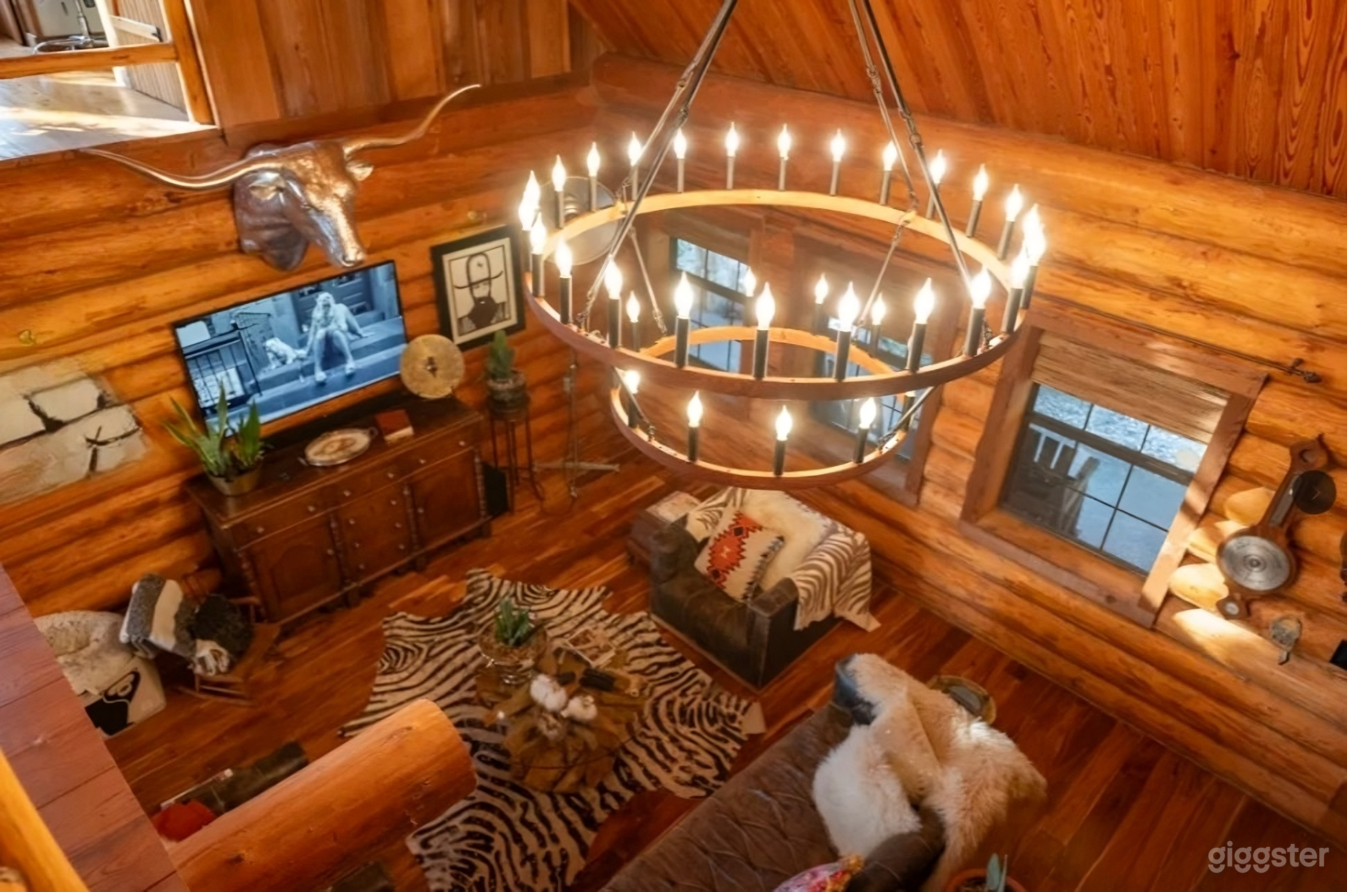 Dreamy 2,500 sq ft Log Cabin Ranch House on 5 Acre Photo 4