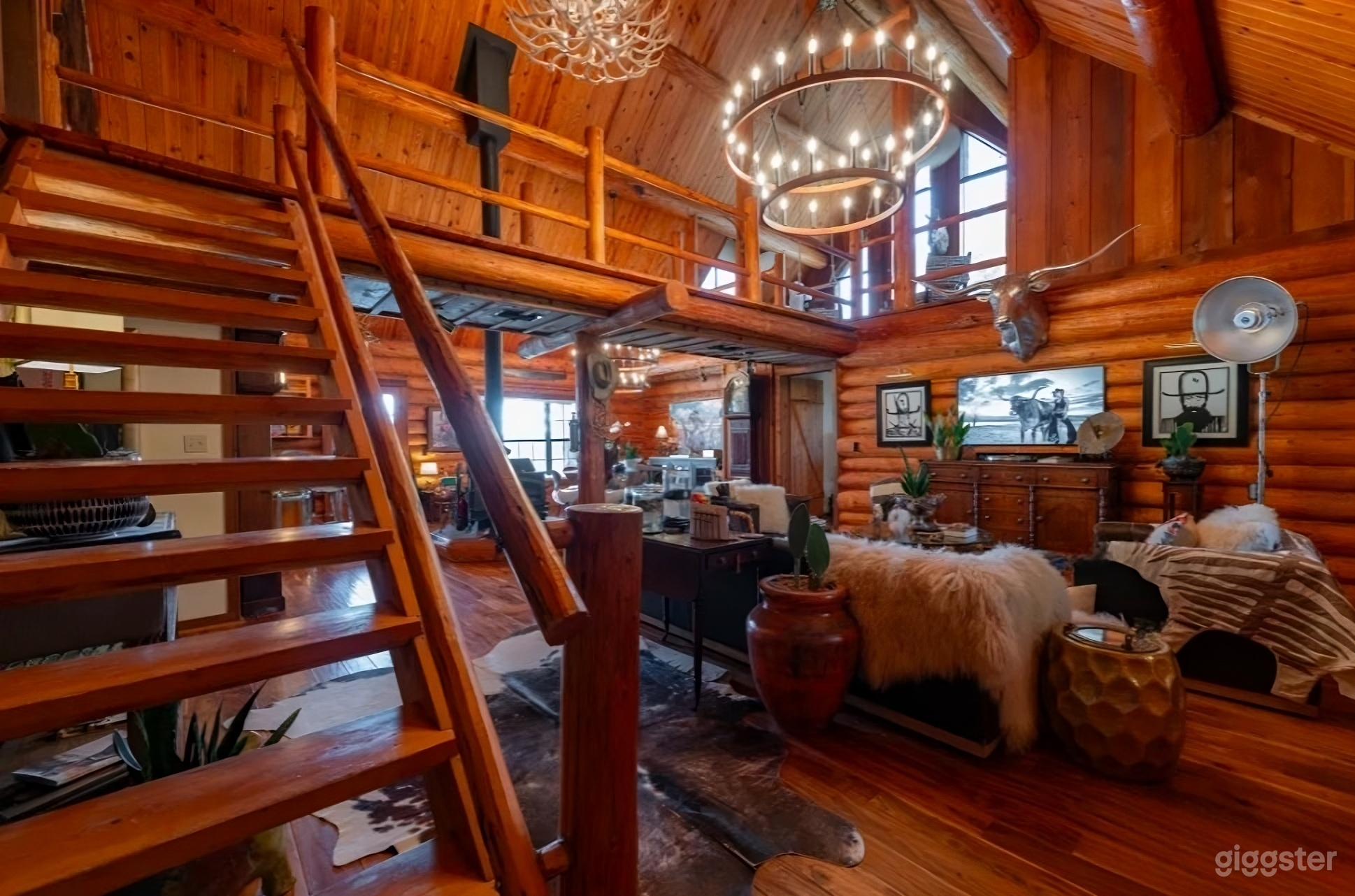 Dreamy 2,500 sq ft Log Cabin Ranch House on 5 Acre Photo 3