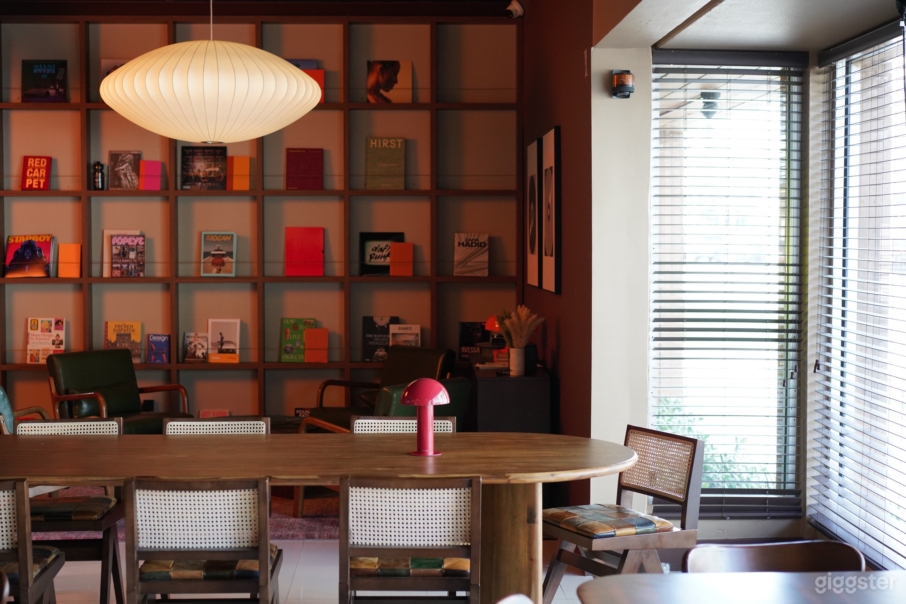 Stylish Mid-Century Lounge Studio in Edgewater Photo 2