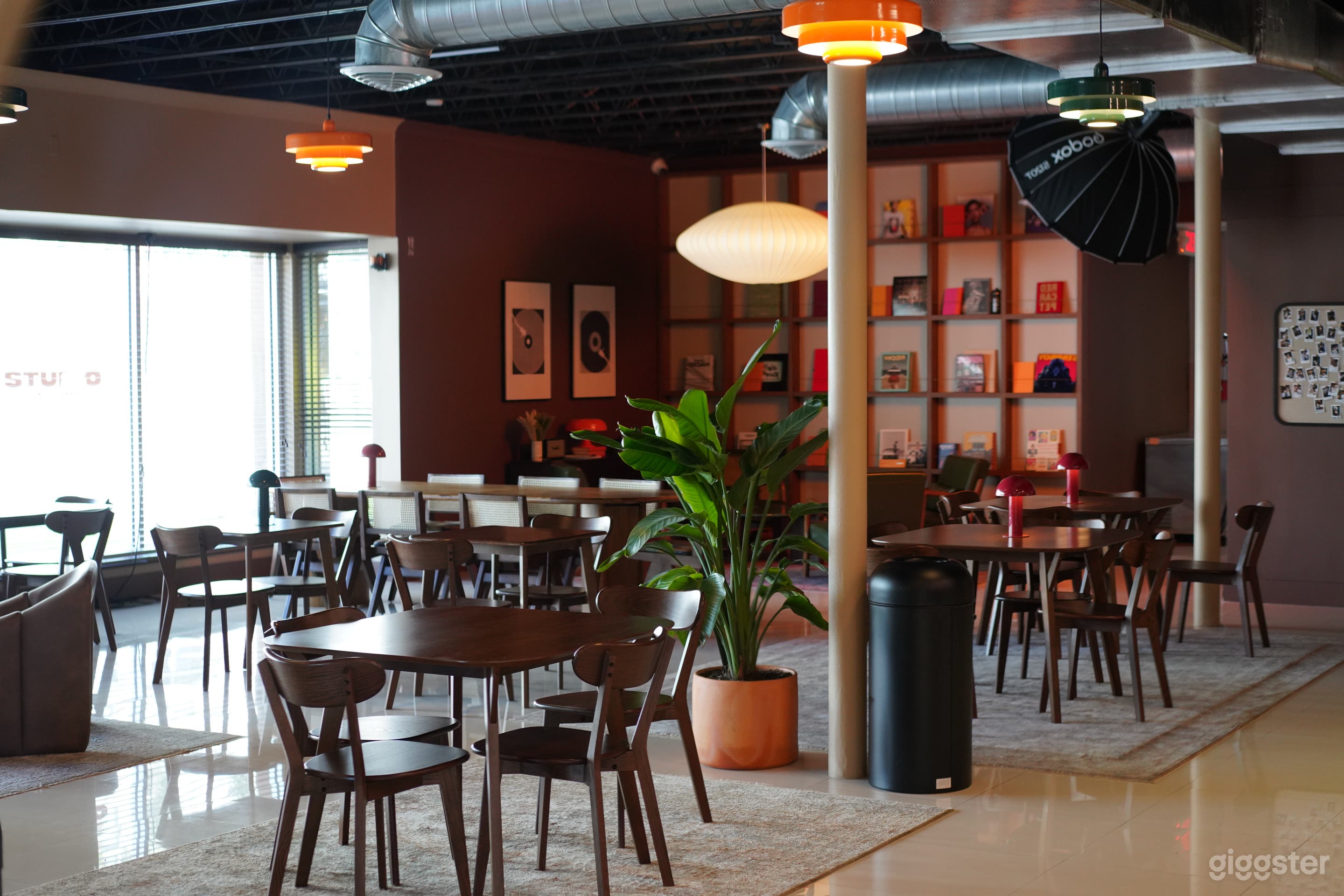 Stylish Mid-Century Lounge Studio in Edgewater Photo 1