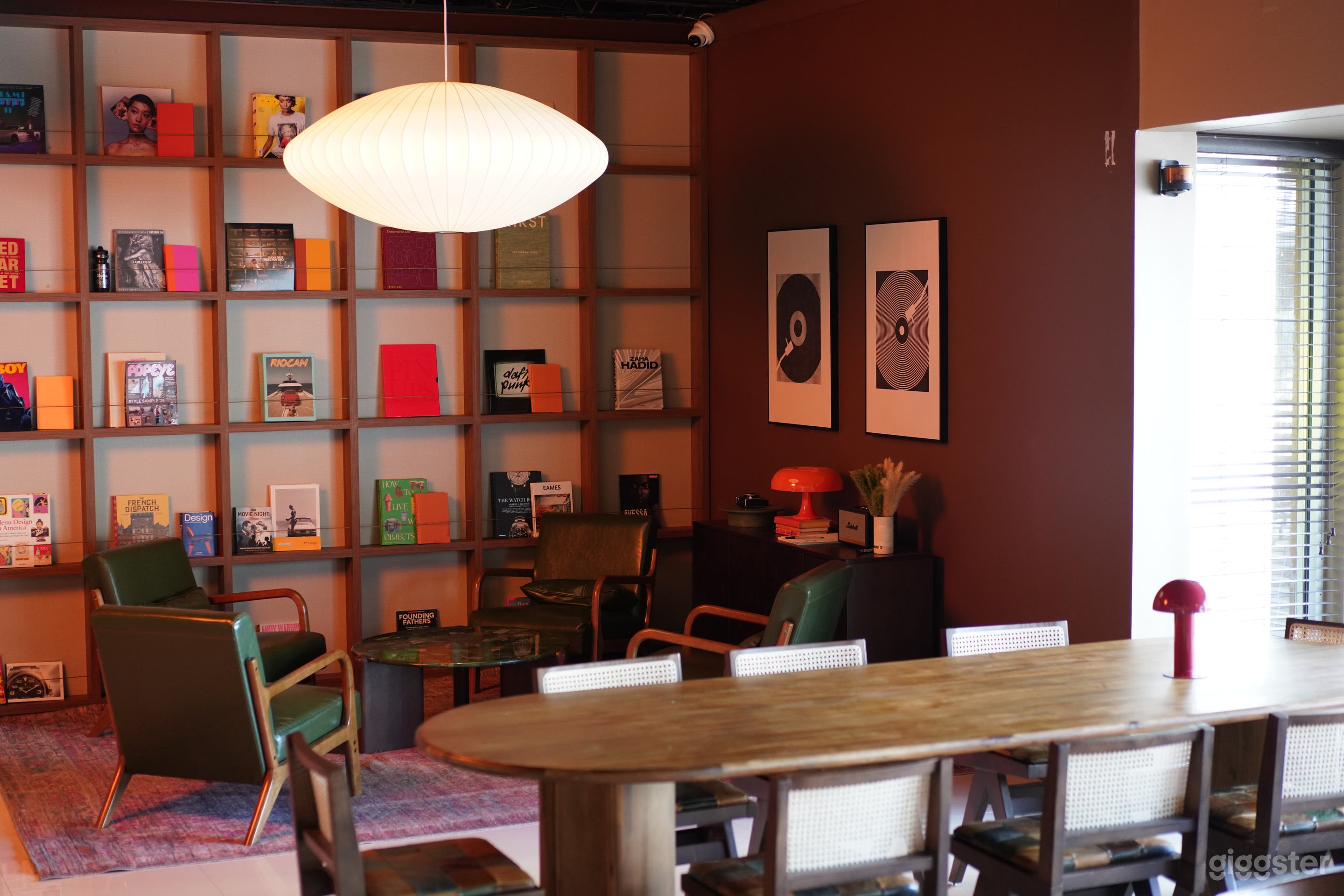 Stylish Mid-Century Lounge Studio in Edgewater Photo 3