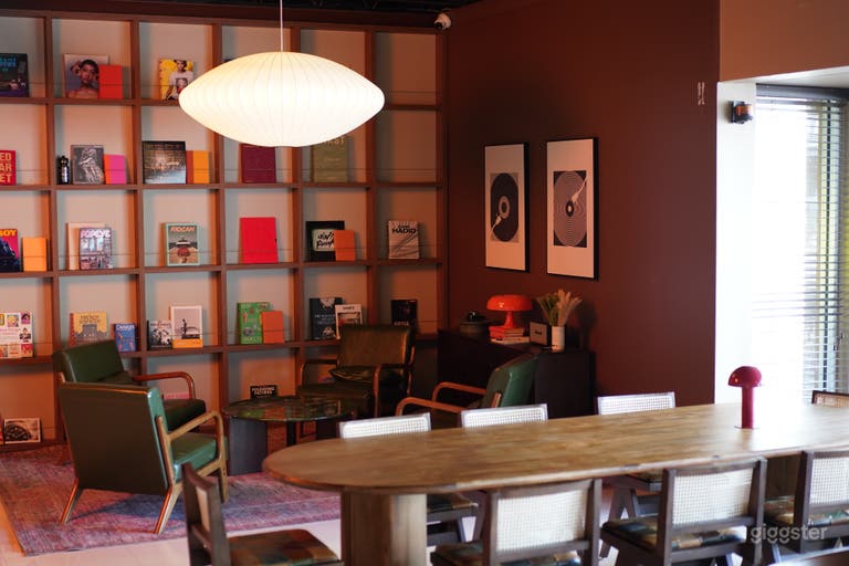  Stylish Mid-Century Lounge Studio in Edgewater 