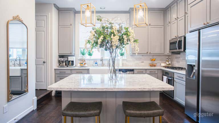  Romantic Glam Pad with Cozy Vibe 