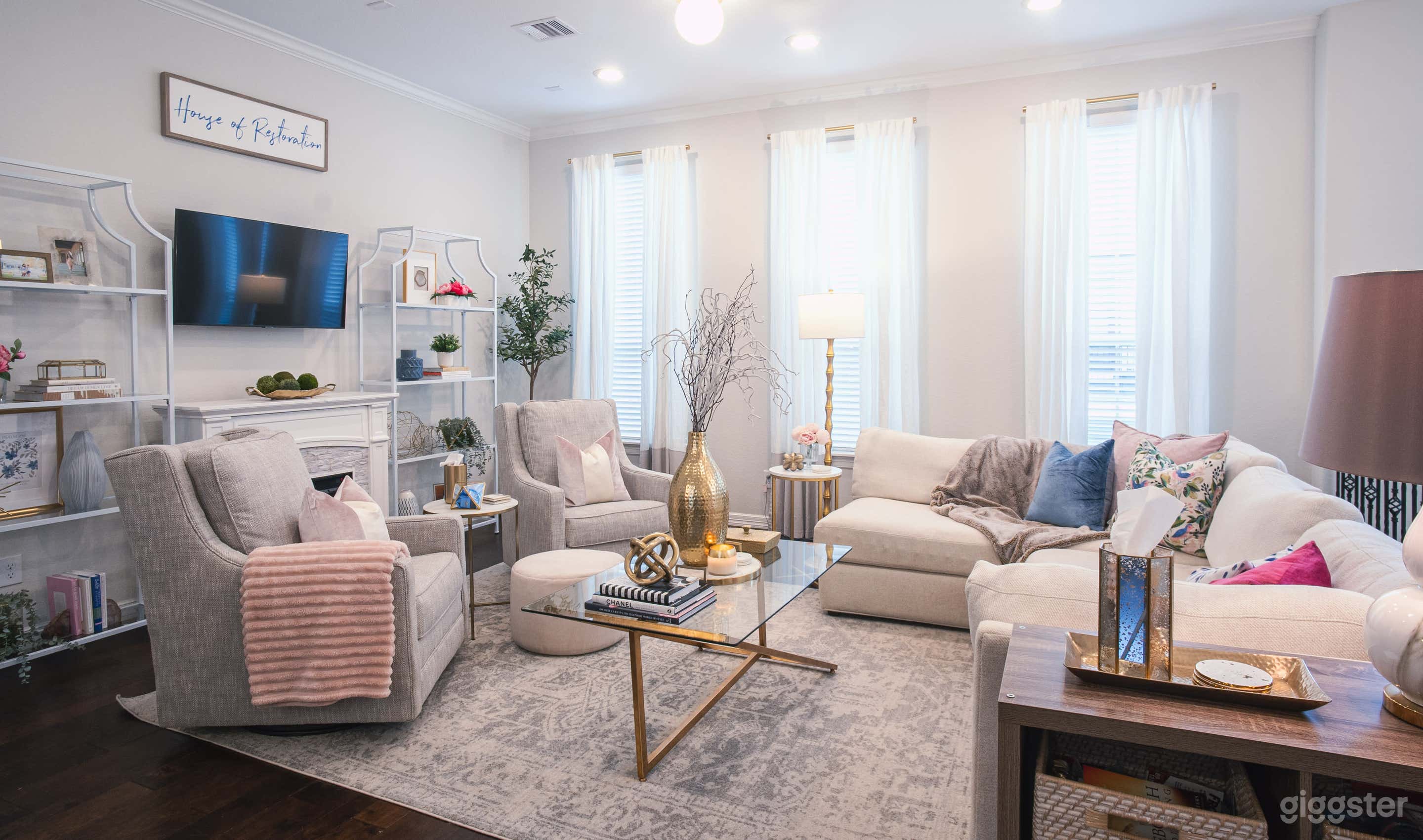 Romantic Glam Pad with Cozy Vibe Photo 2