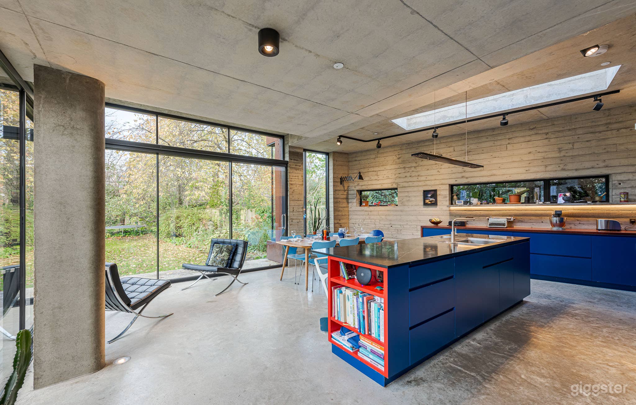 The Shrubbery  Photo 2