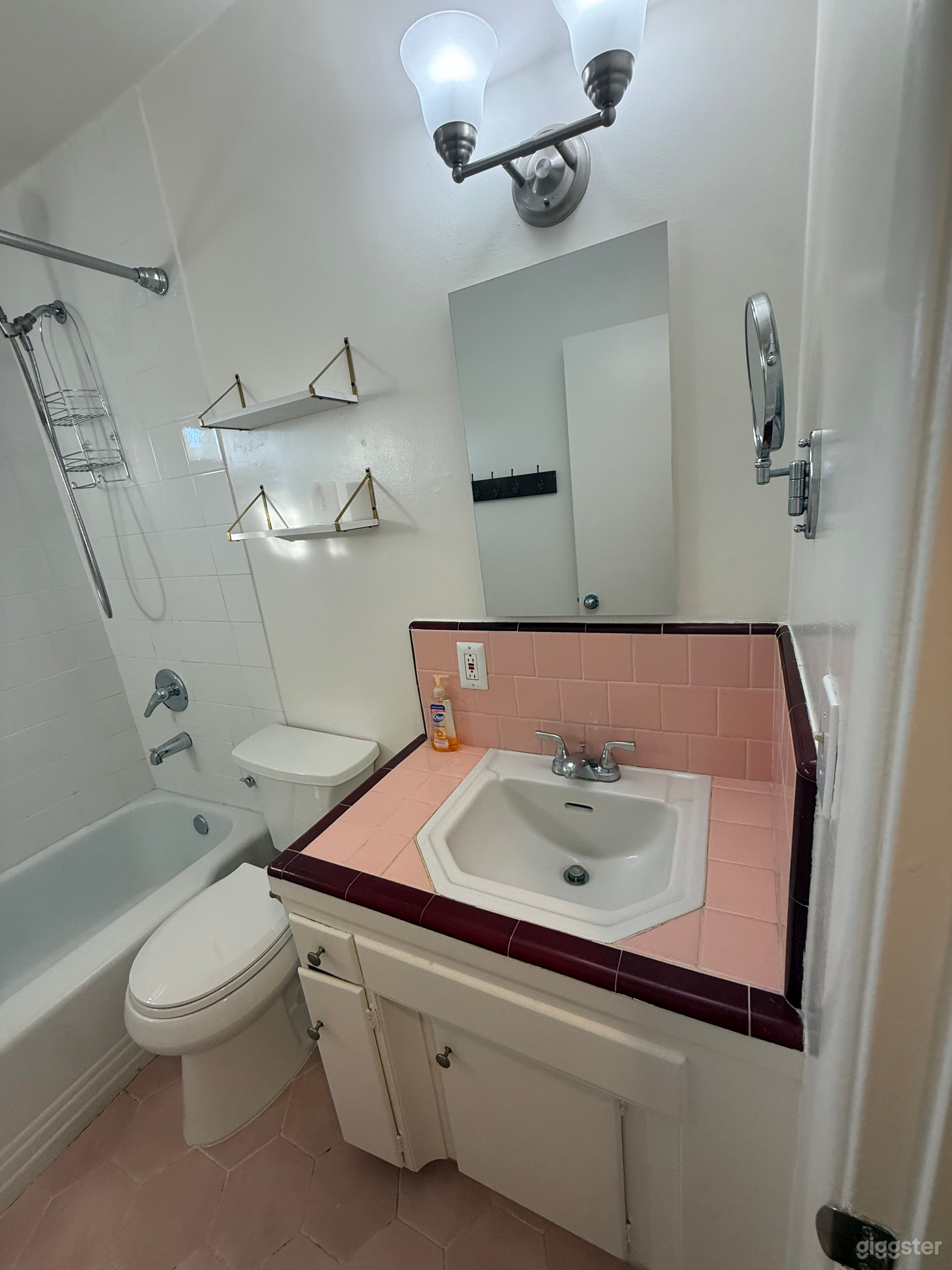 Stunning Classic Empty Apartment Lower Built In The Fifties Photo 2