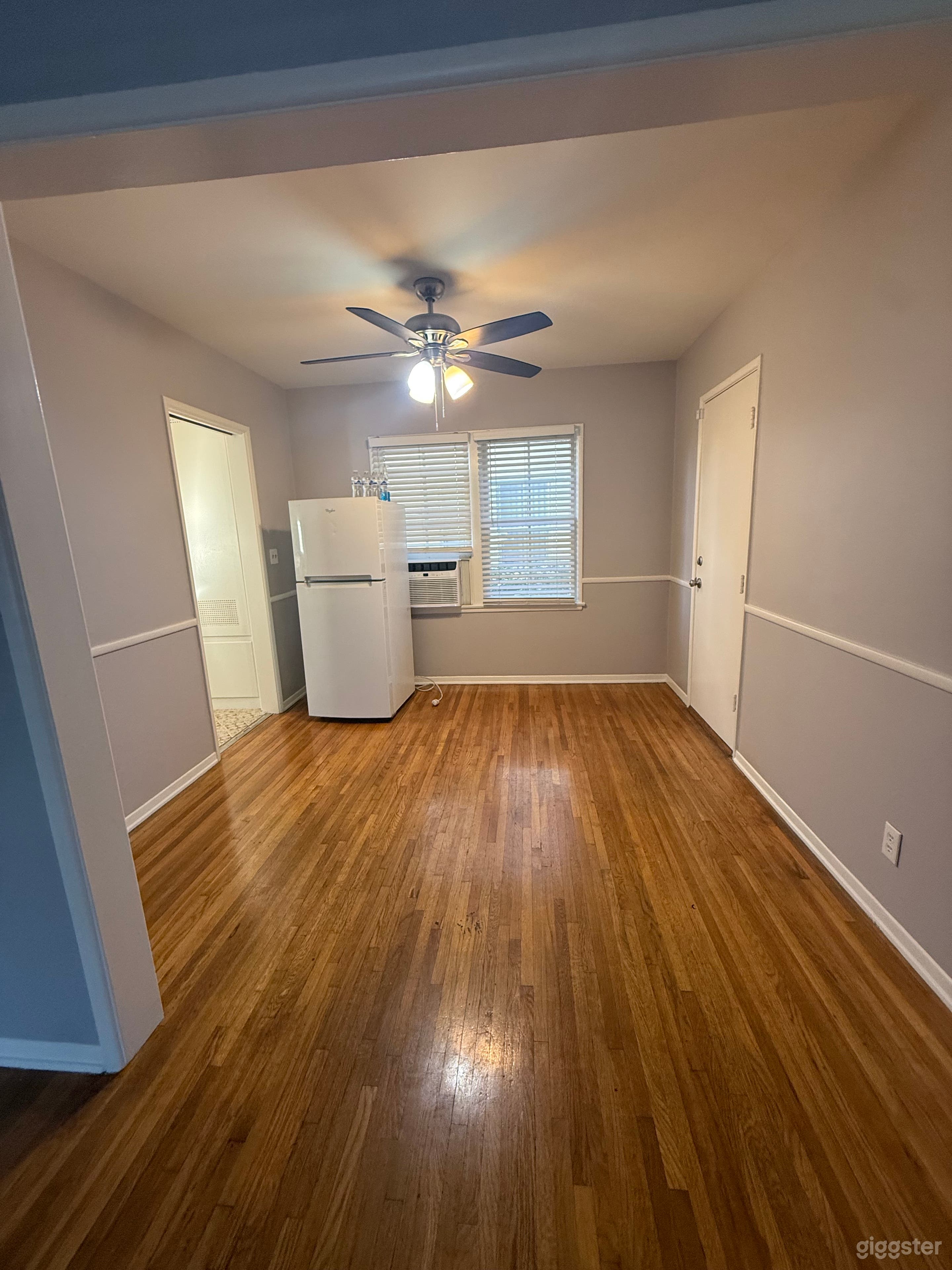 Stunning Classic Empty Apartment Lower Built In The Fifties Photo 4