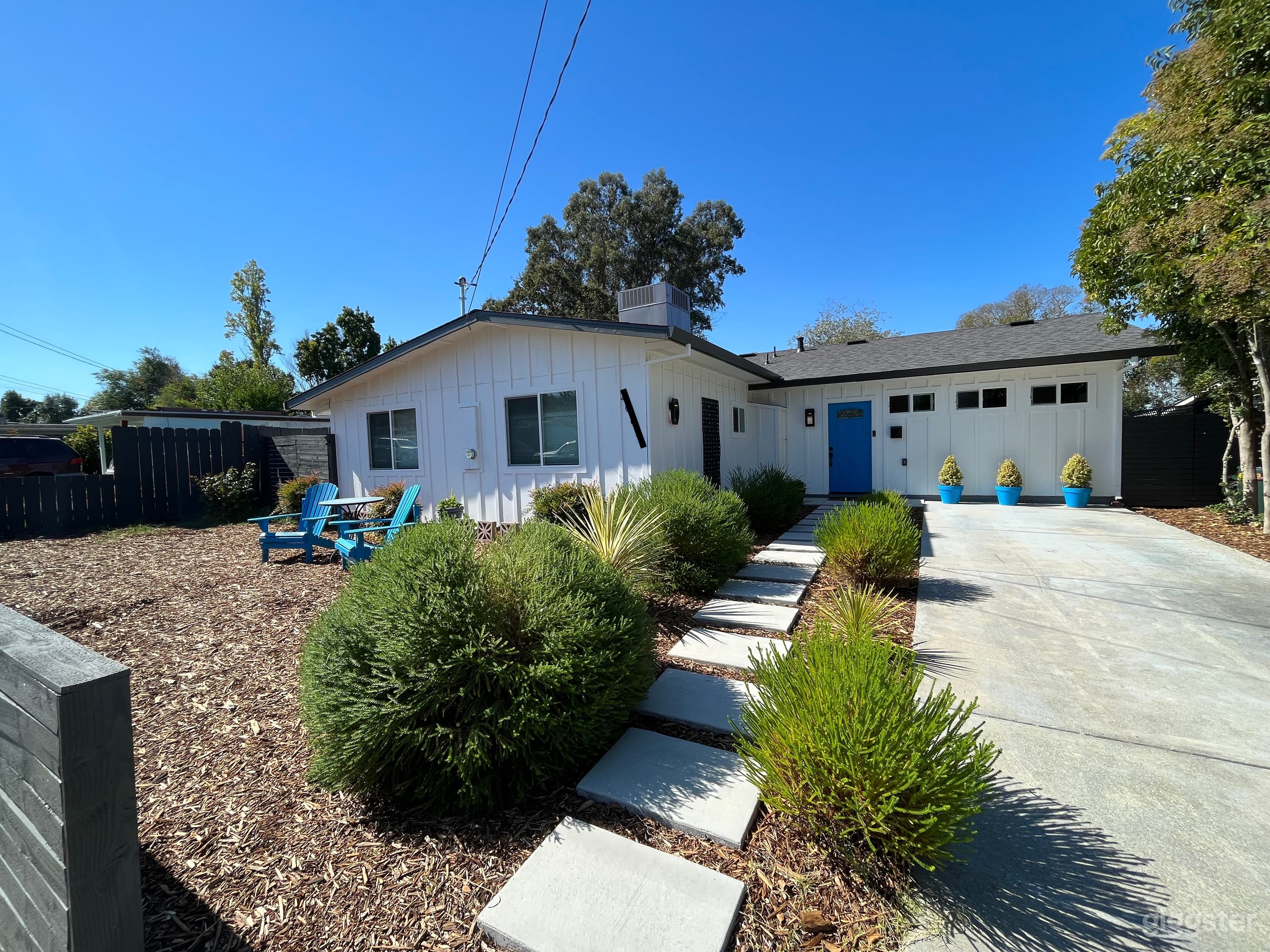 Roomy Mid Century Modern Home + Ample Outdoor Area Photo 1