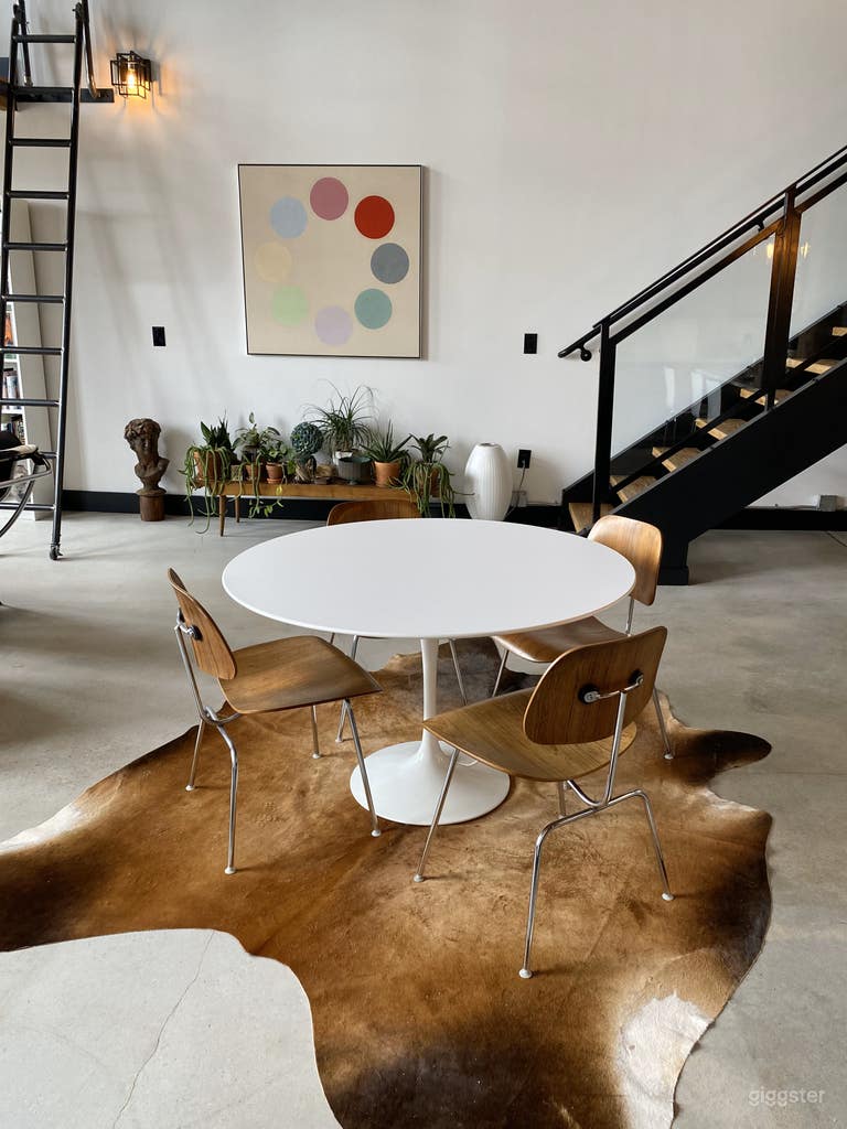  Dining area in the main living space 