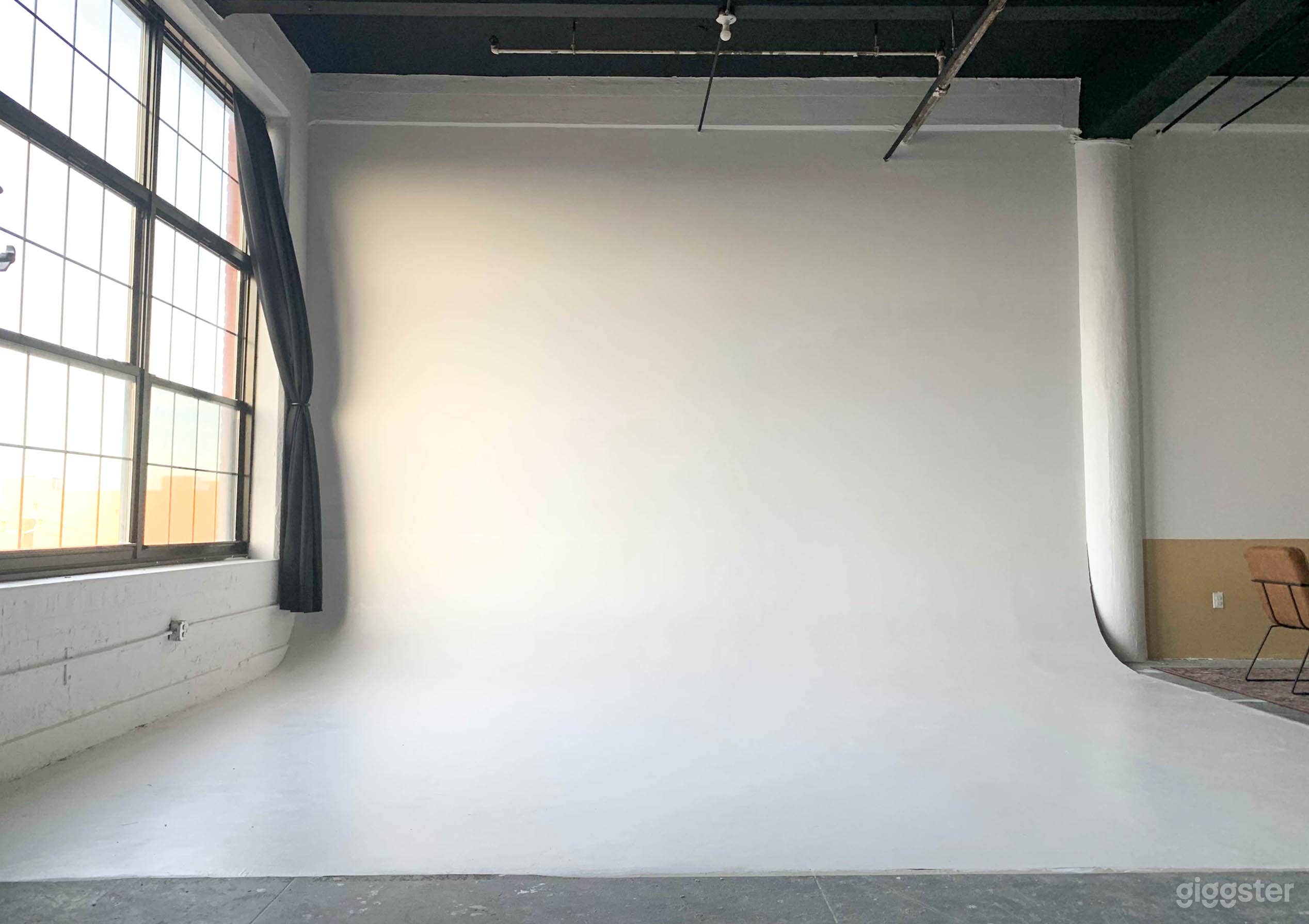 Huge studio with CYC wall in Bushwick Photo 3