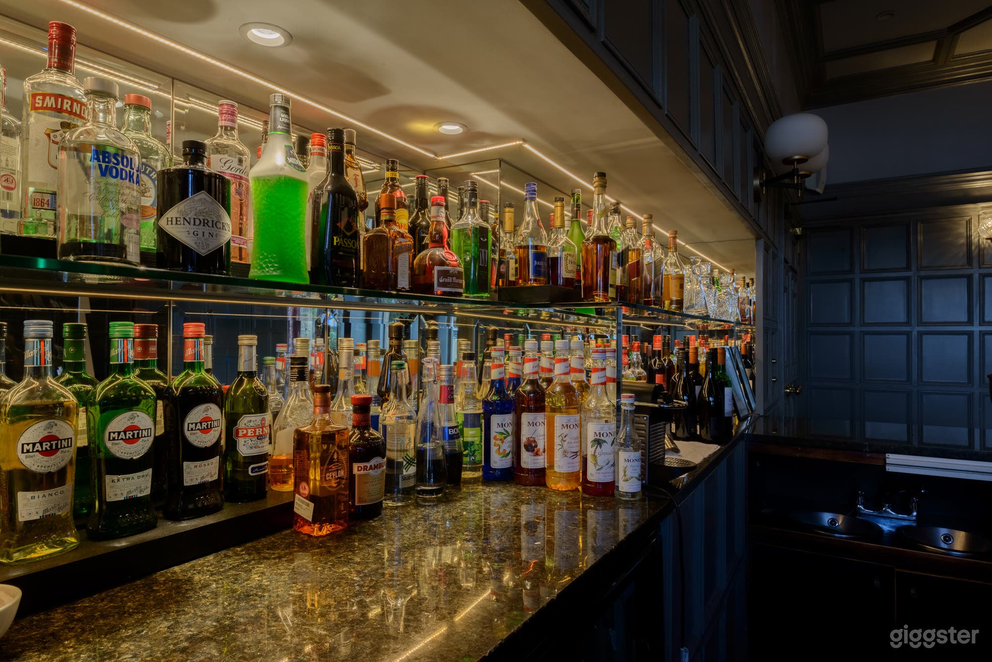 The Devy Bar and Lounge Photo 4