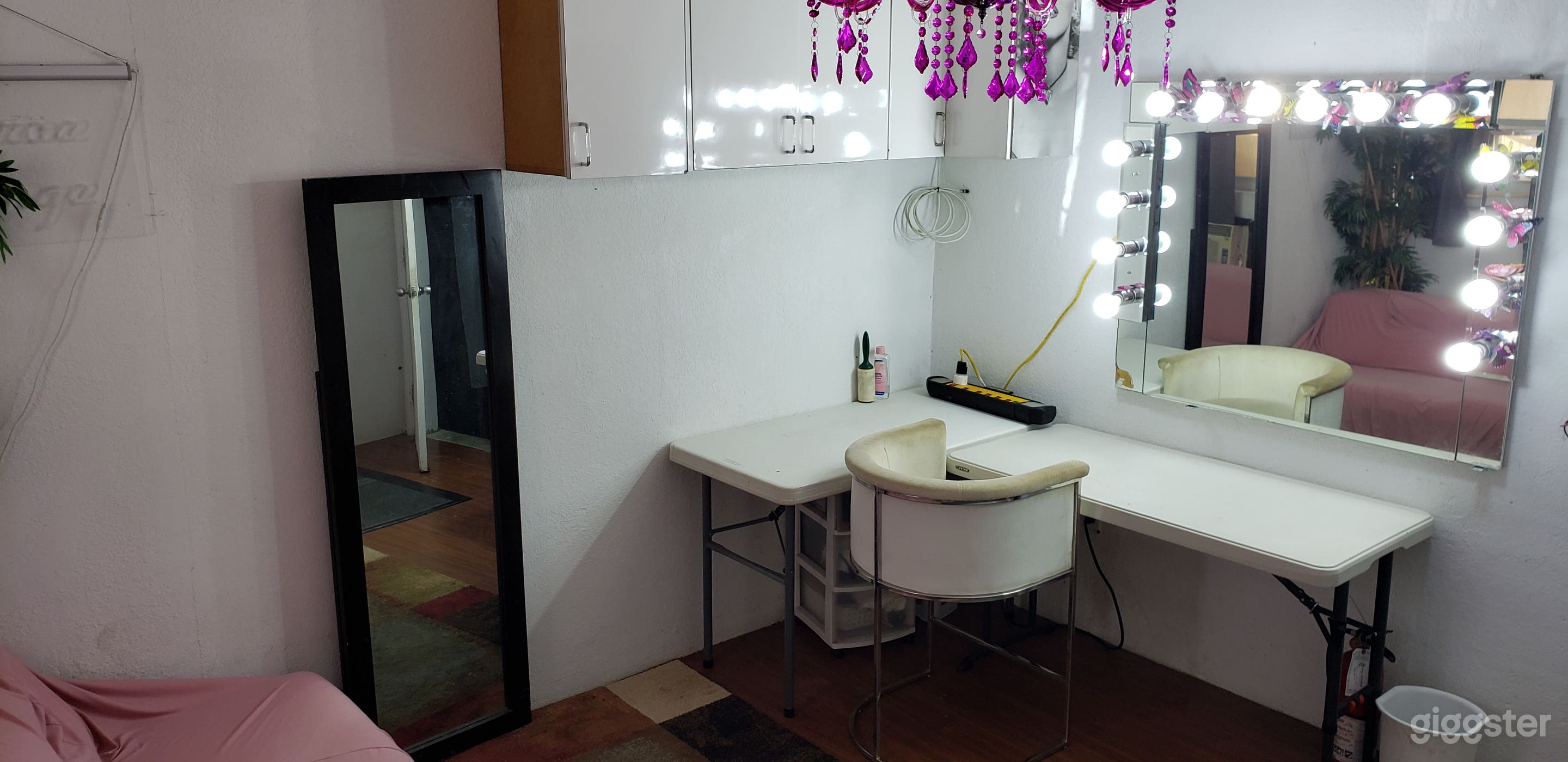 Make up Artist Table