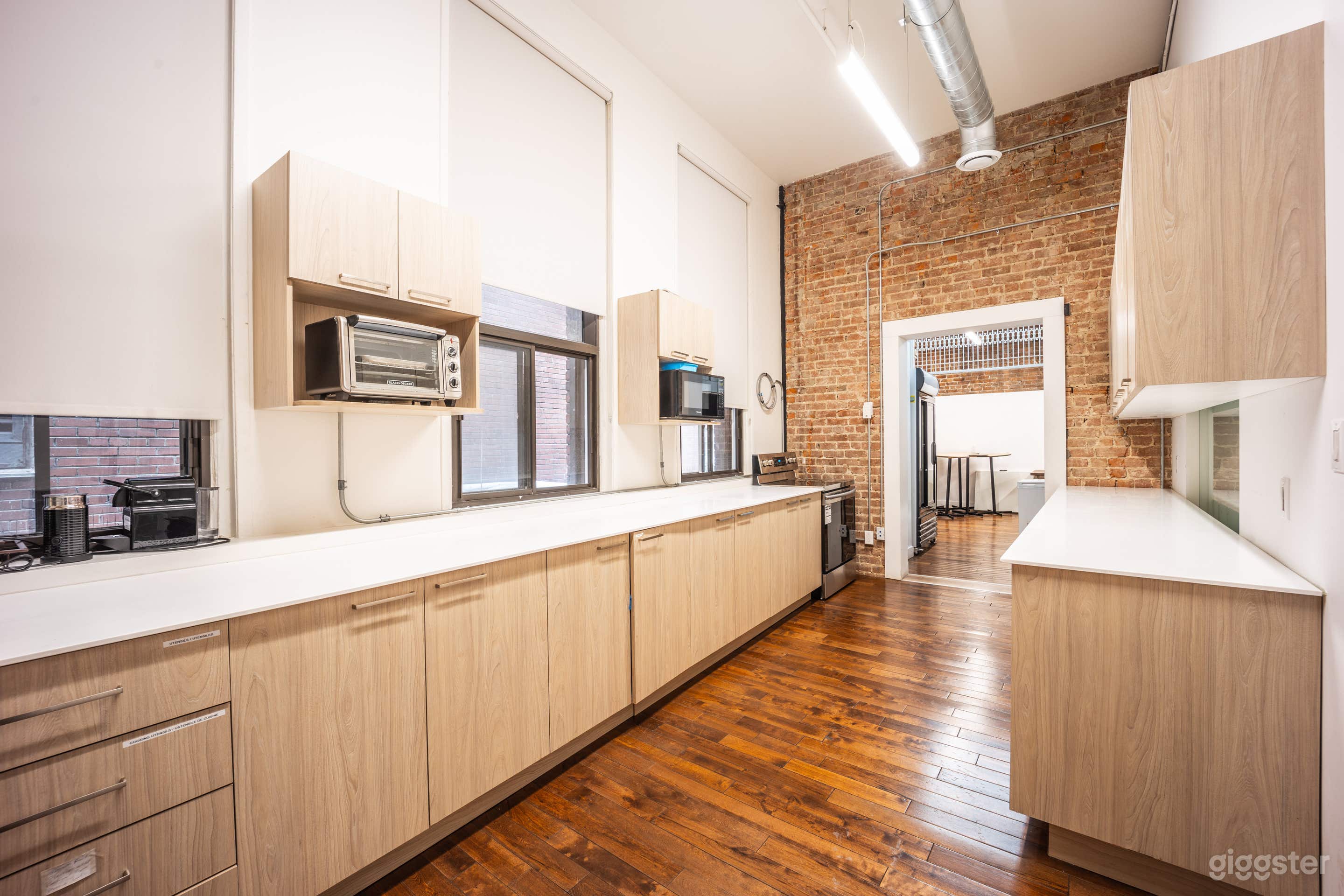 Historic Loft With Vintage Brick Walls Photo 3
