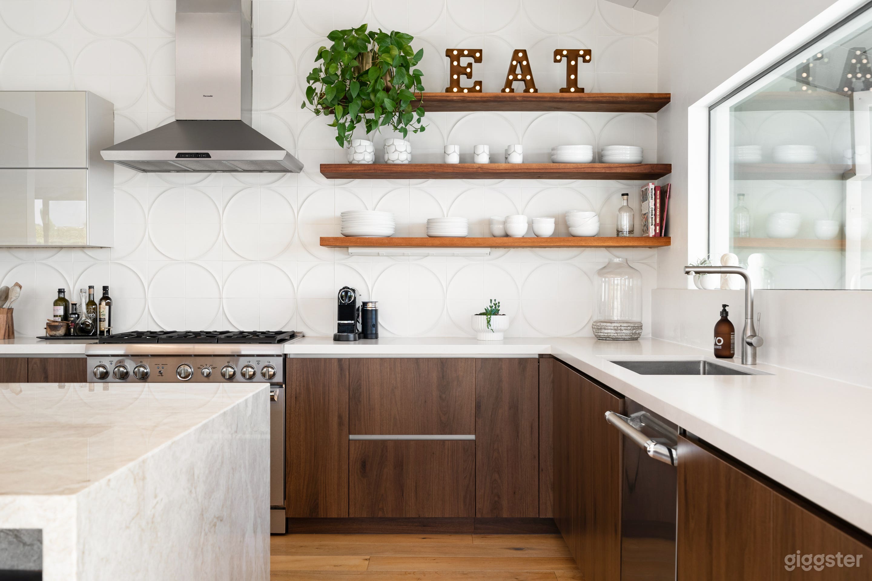 Contemporary Oasis with Panoramic Views Photo 1