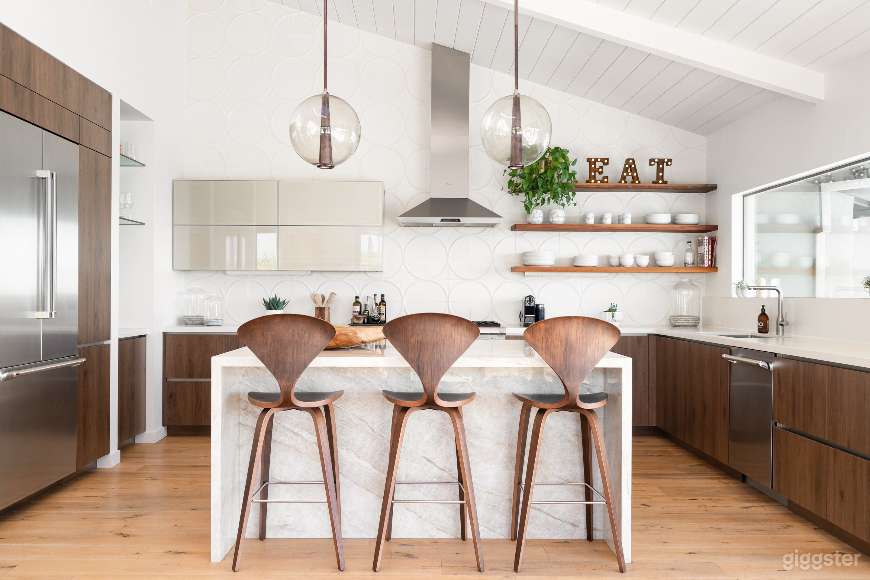 Contemporary Oasis with Panoramic Views Photo 2