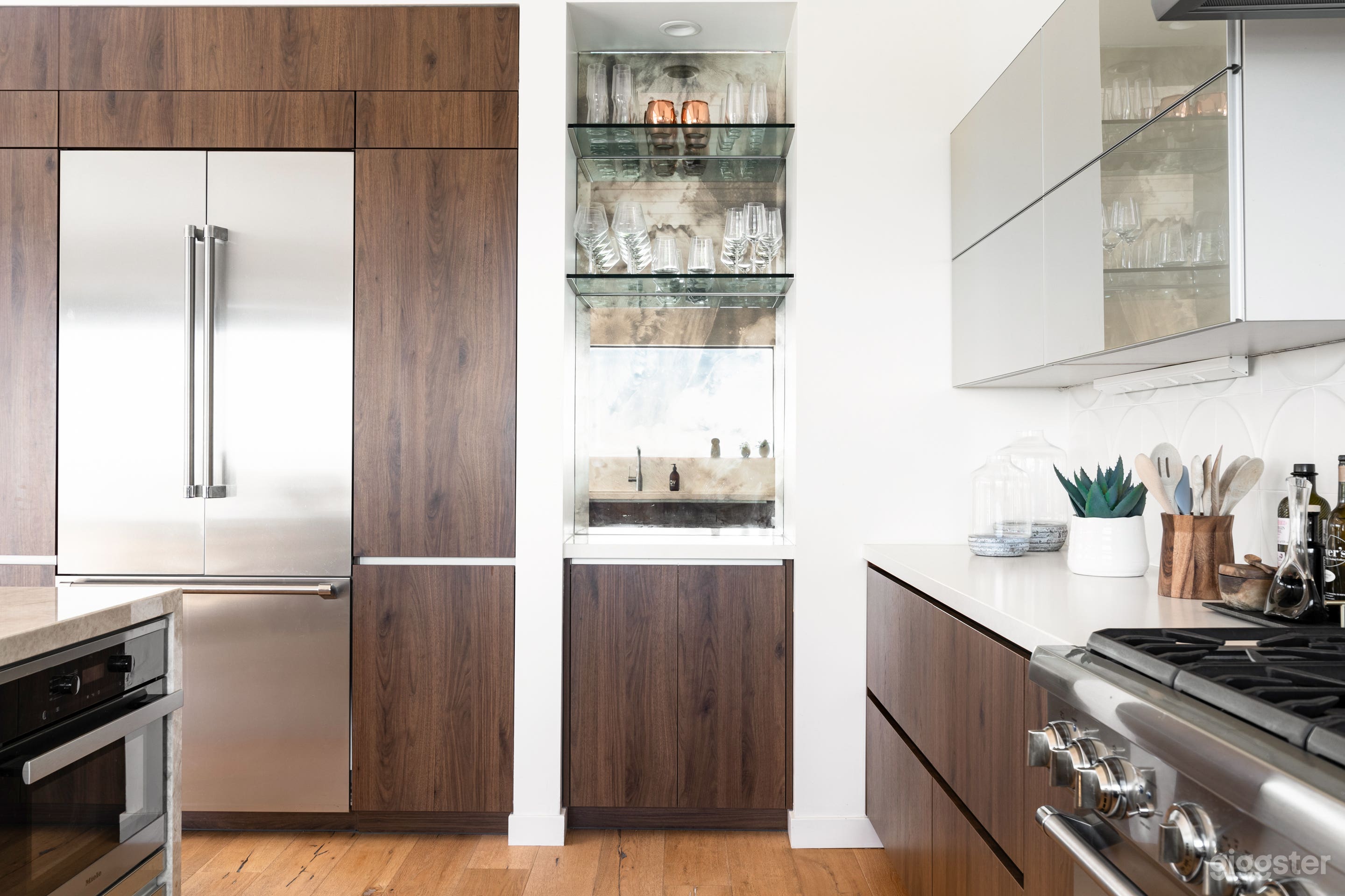 Contemporary Oasis with Panoramic Views Photo 4