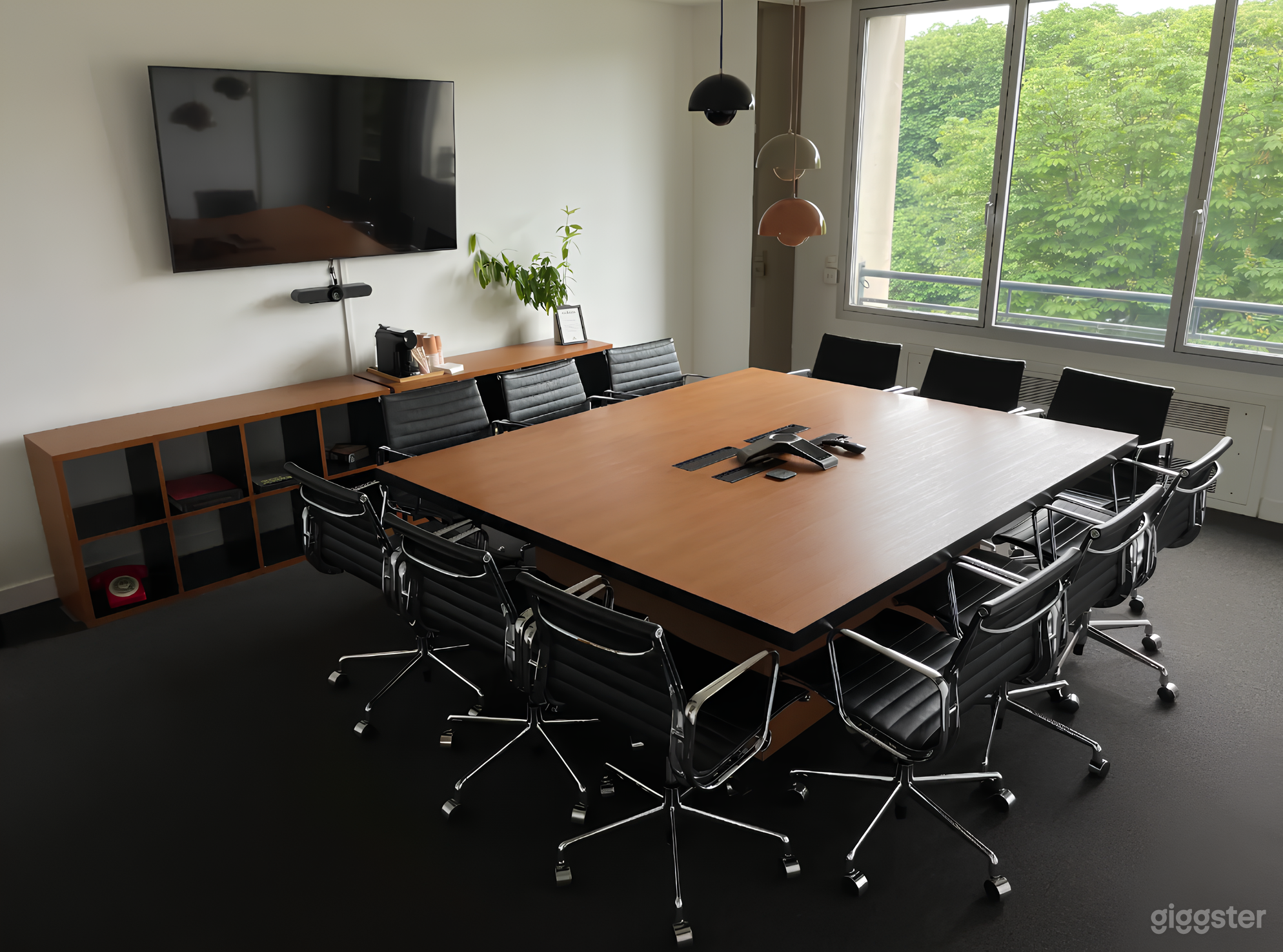 Photo de Elegant Board Room with View of the Seine  1