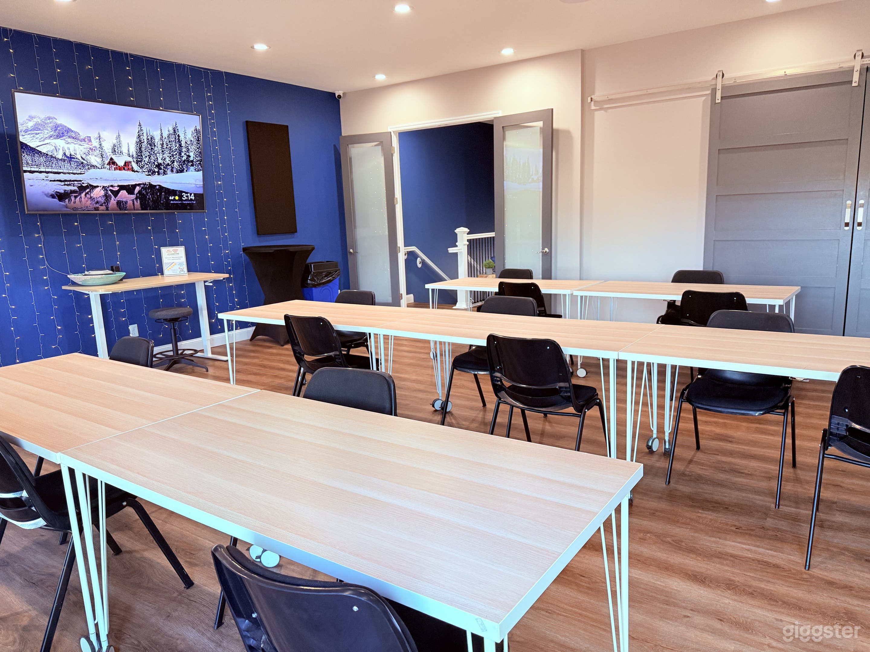 The Flex Room is an inviting space that can adapt for any time of celebration.  Equipped with TV and speakers.