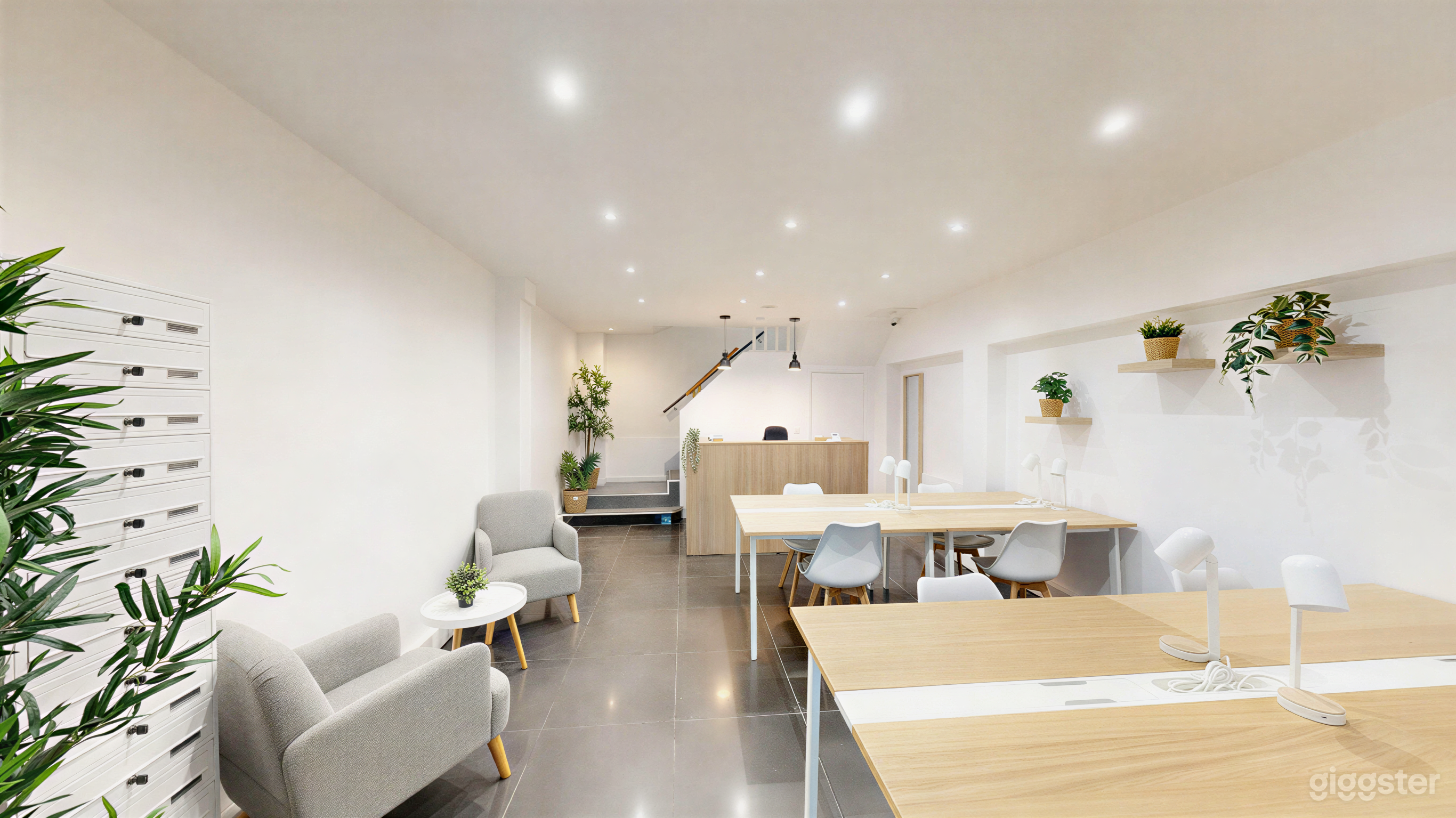 Photo de Minimalist and Bright Coworking and Meeting Space 4