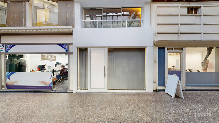  Minimalistischer und heller Coworking- und Meetingraum 