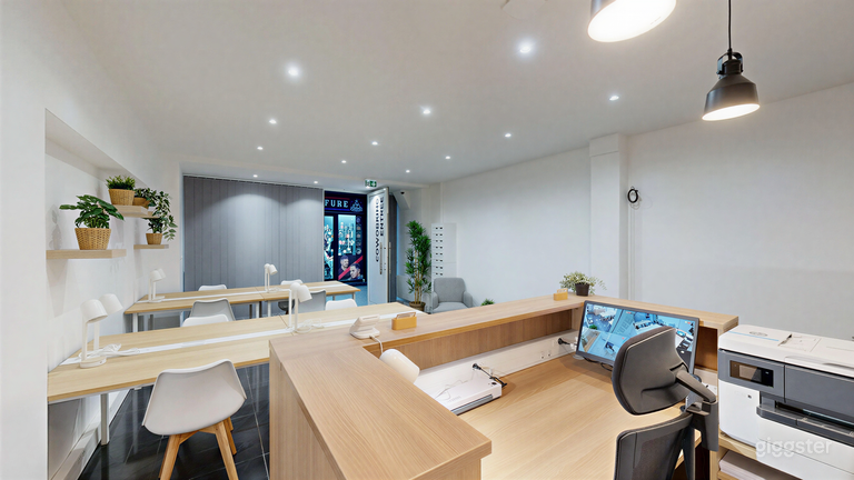  Minimalistischer und heller Coworking- und Meetingraum 
