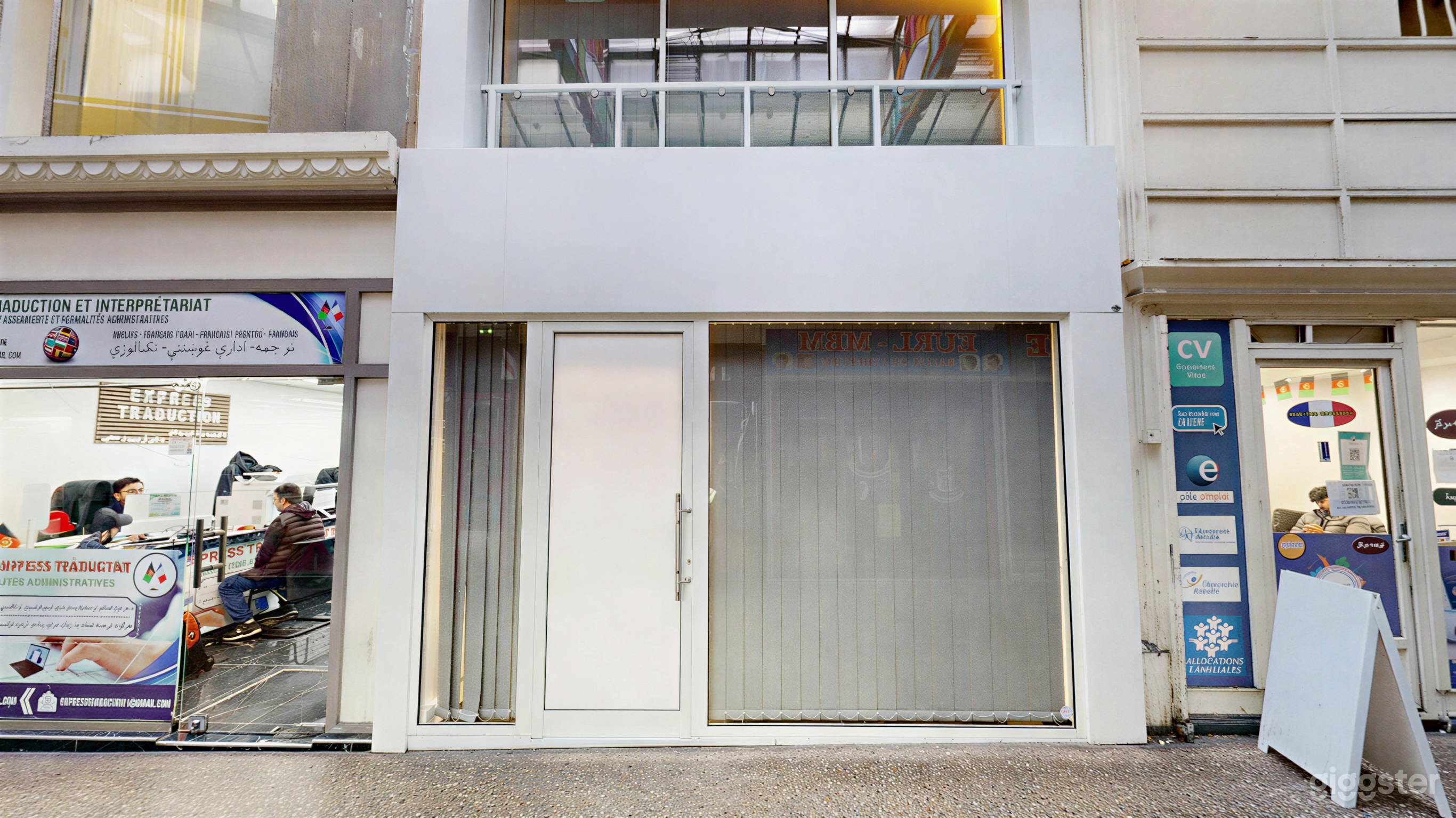 Photo de Minimalist and Bright Coworking and Meeting Space 3