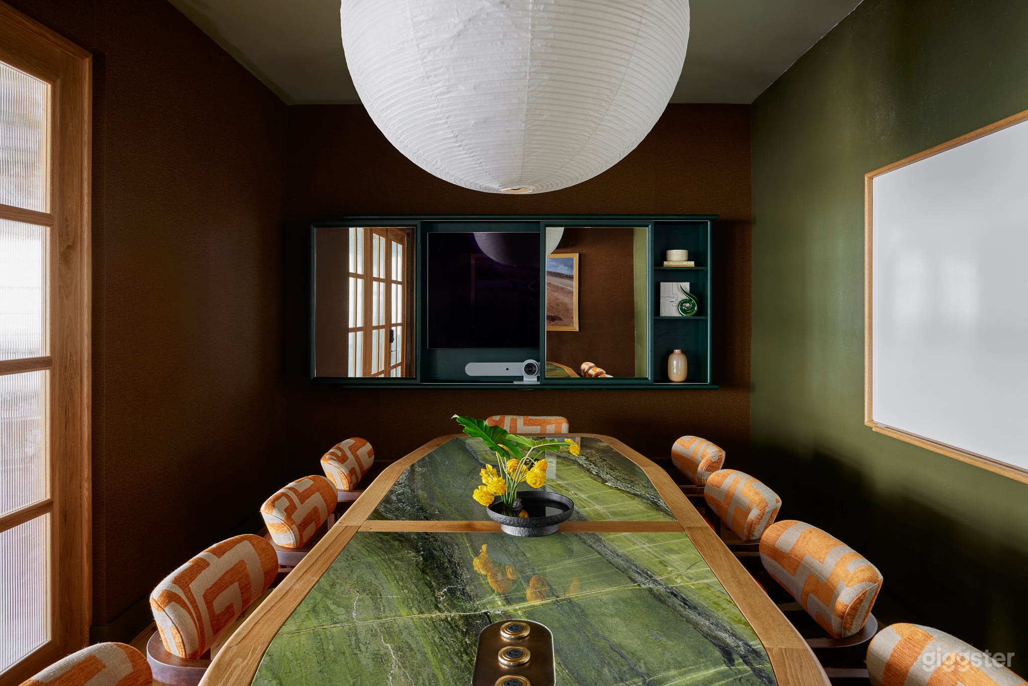 Intimate fully tech enabled meeting room Photo 3