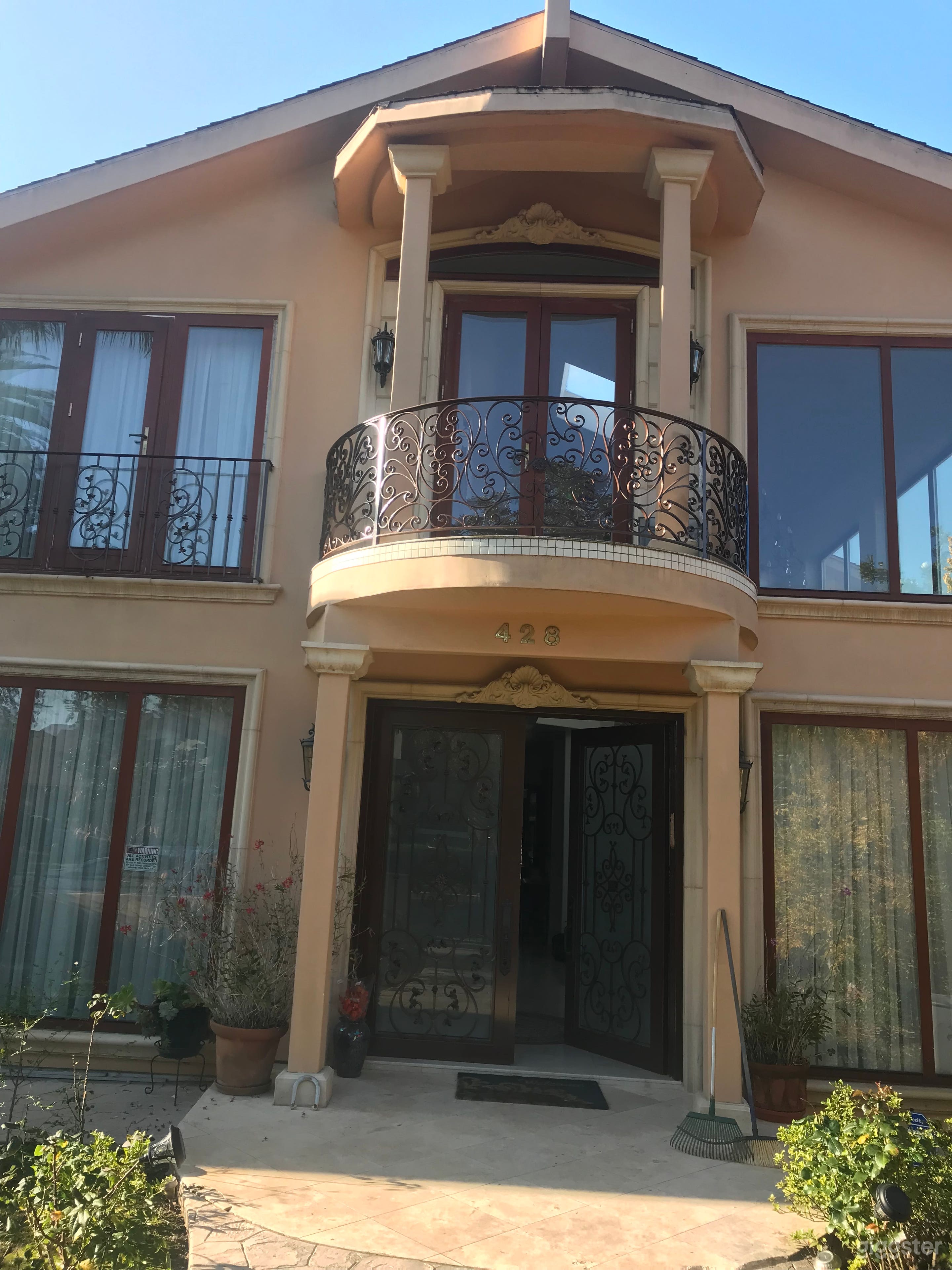 Front of home located in Santa Monica