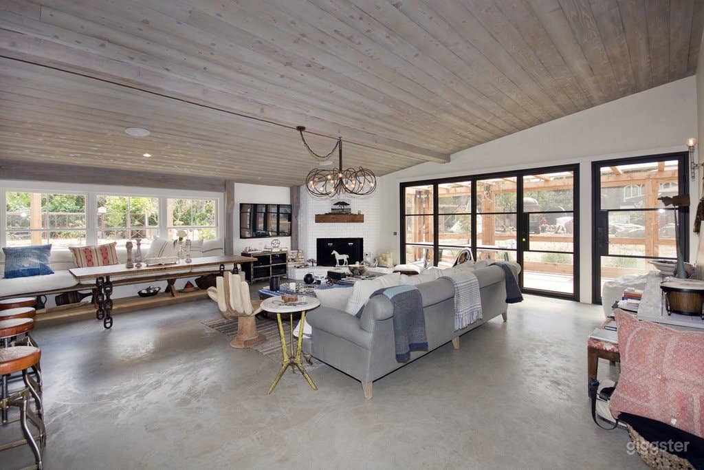 Mid-Century Modern Malibu Ranch Photo 2