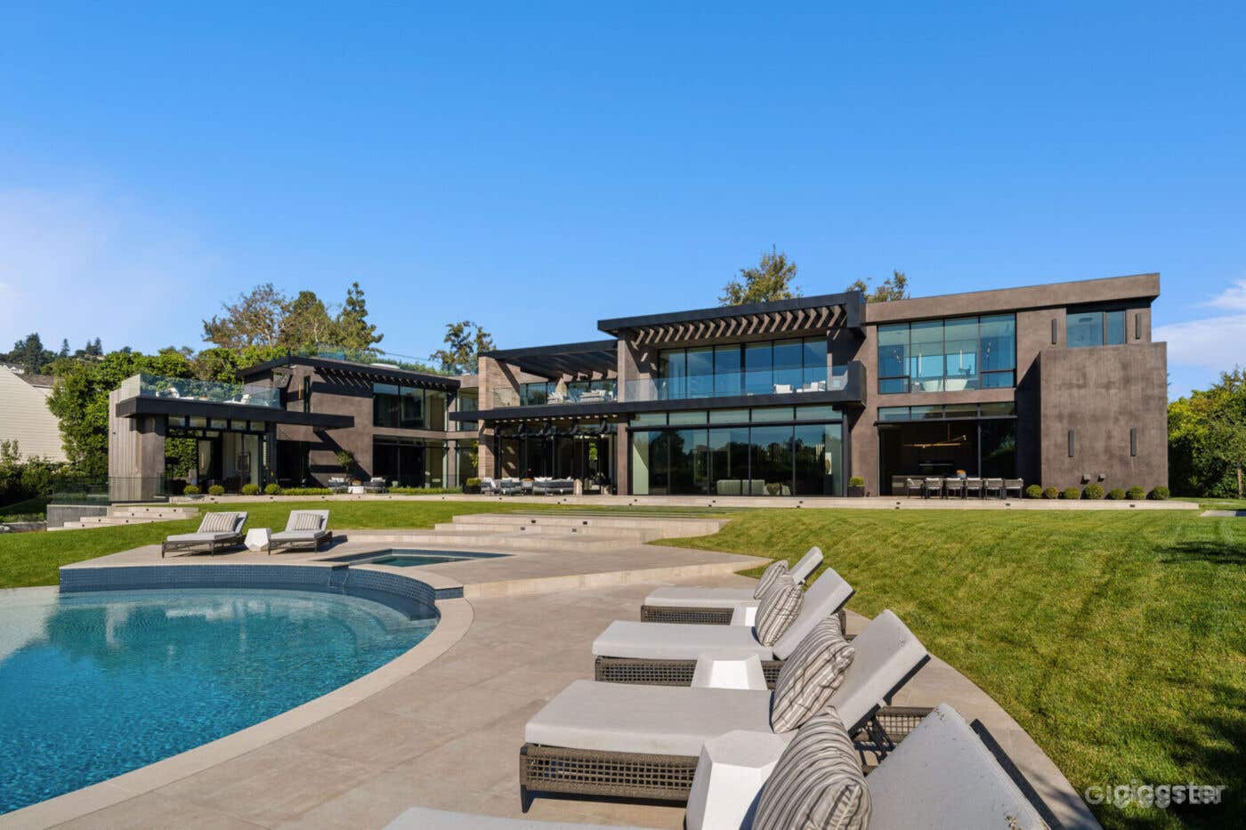 FAIRING VILLA: HOLLYWOODS PREMIER VENUE/POOL Photo 2