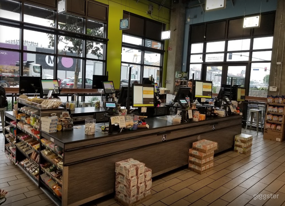 Spacious Health Food Store Perfect for Photoshoots and Productions in La Brea – Los Angeles Photo 1