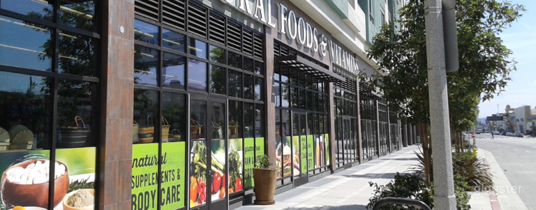  Spacious Health Food Store Perfect for Photoshoots and Productions in La Brea – Los Angeles 