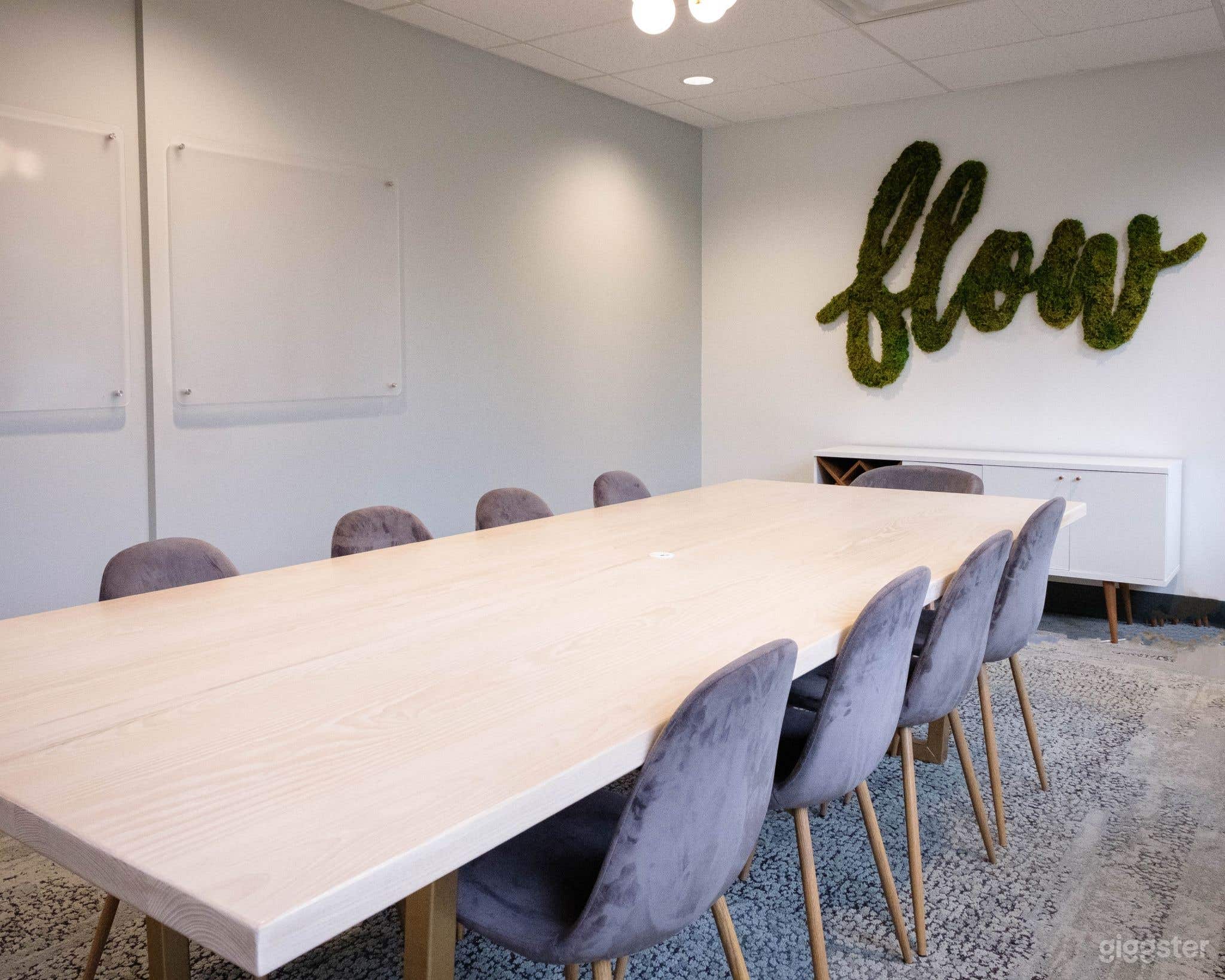 Bright &amp; airy board room in UA with plentiful parking Photo 2