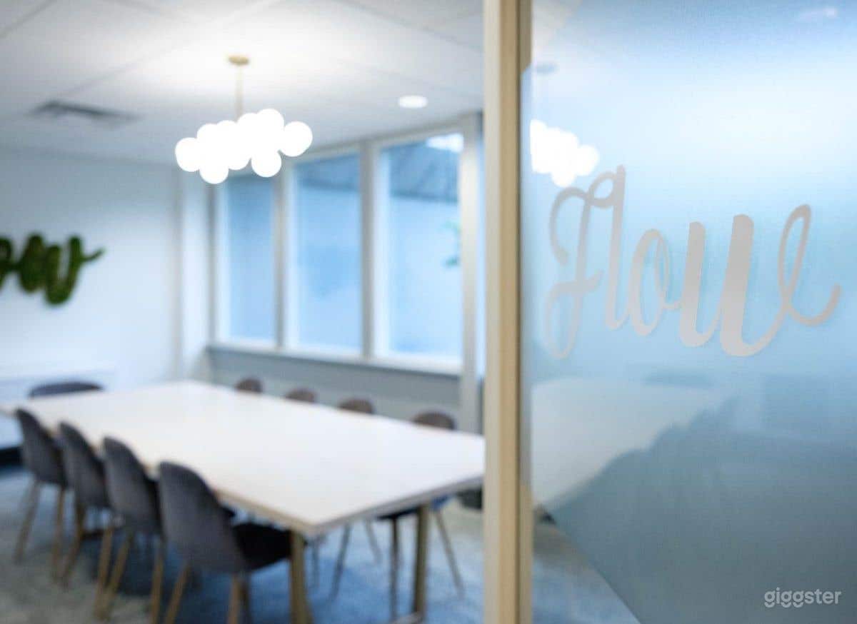 Bright &amp; airy board room in UA with plentiful parking Photo 4