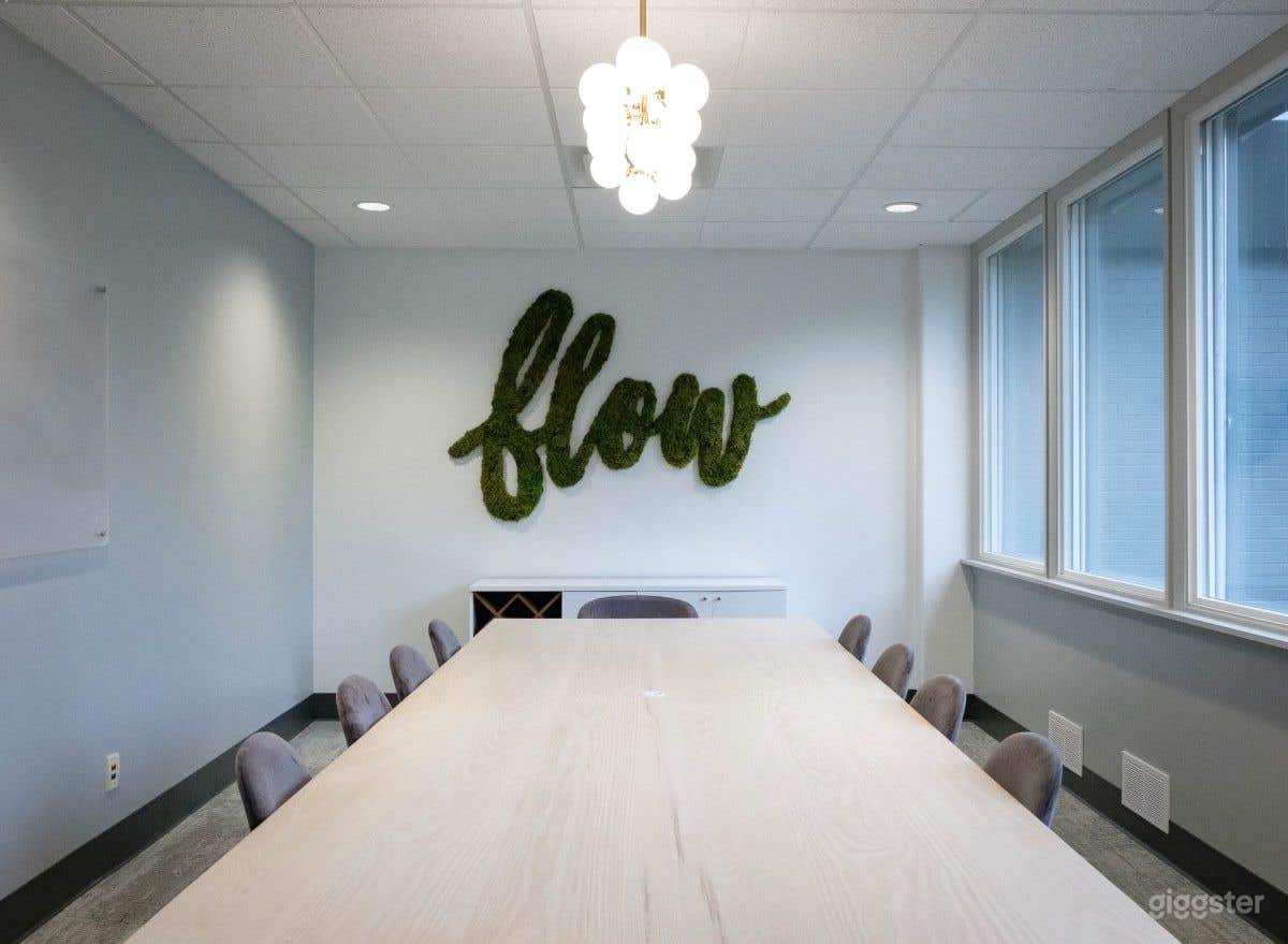 Bright &amp; airy board room in UA with plentiful parking Photo 1