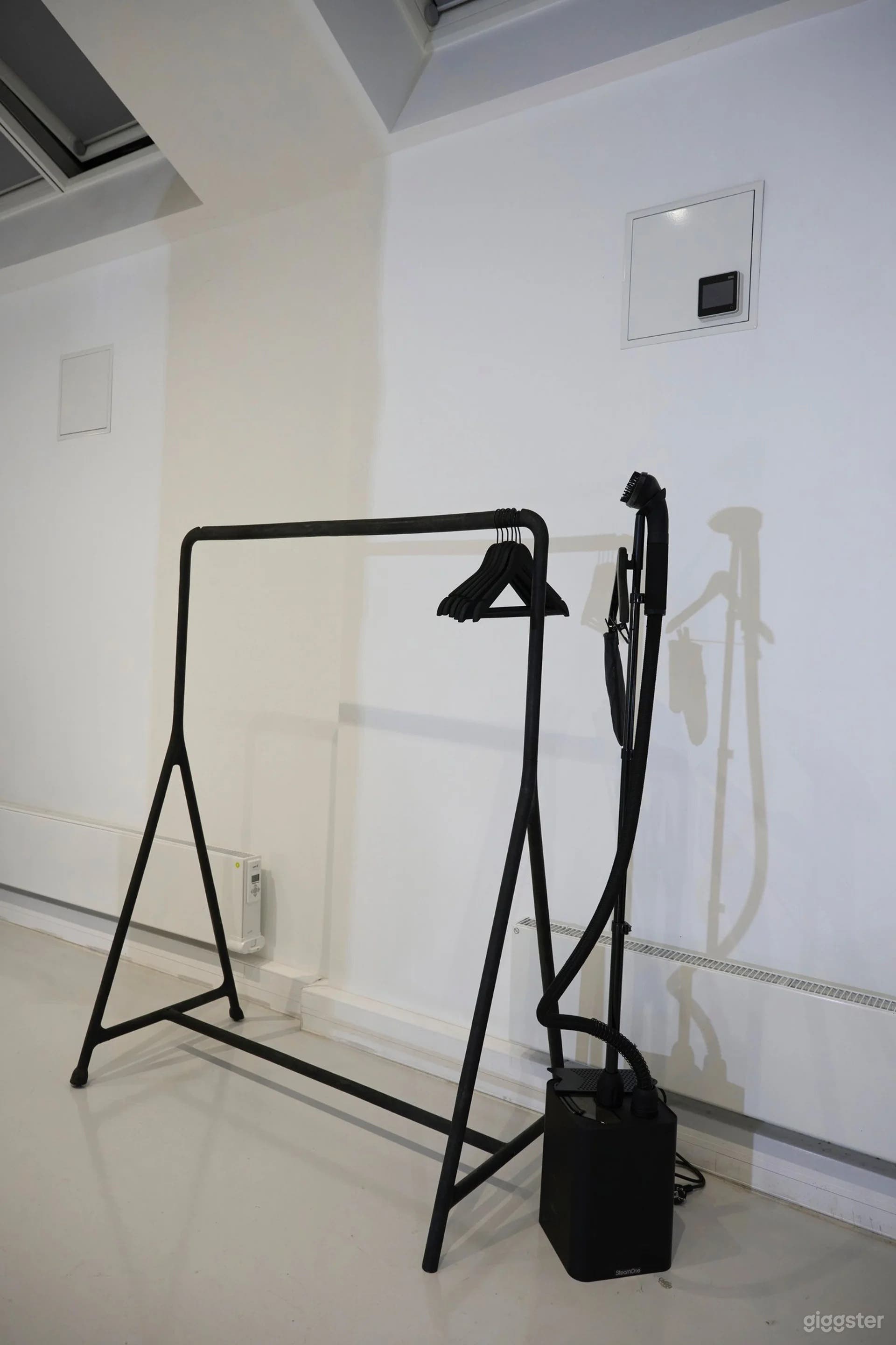 Photo de Studio photo de 90 m2 situé à deux pas de la Porte de Cligna 4