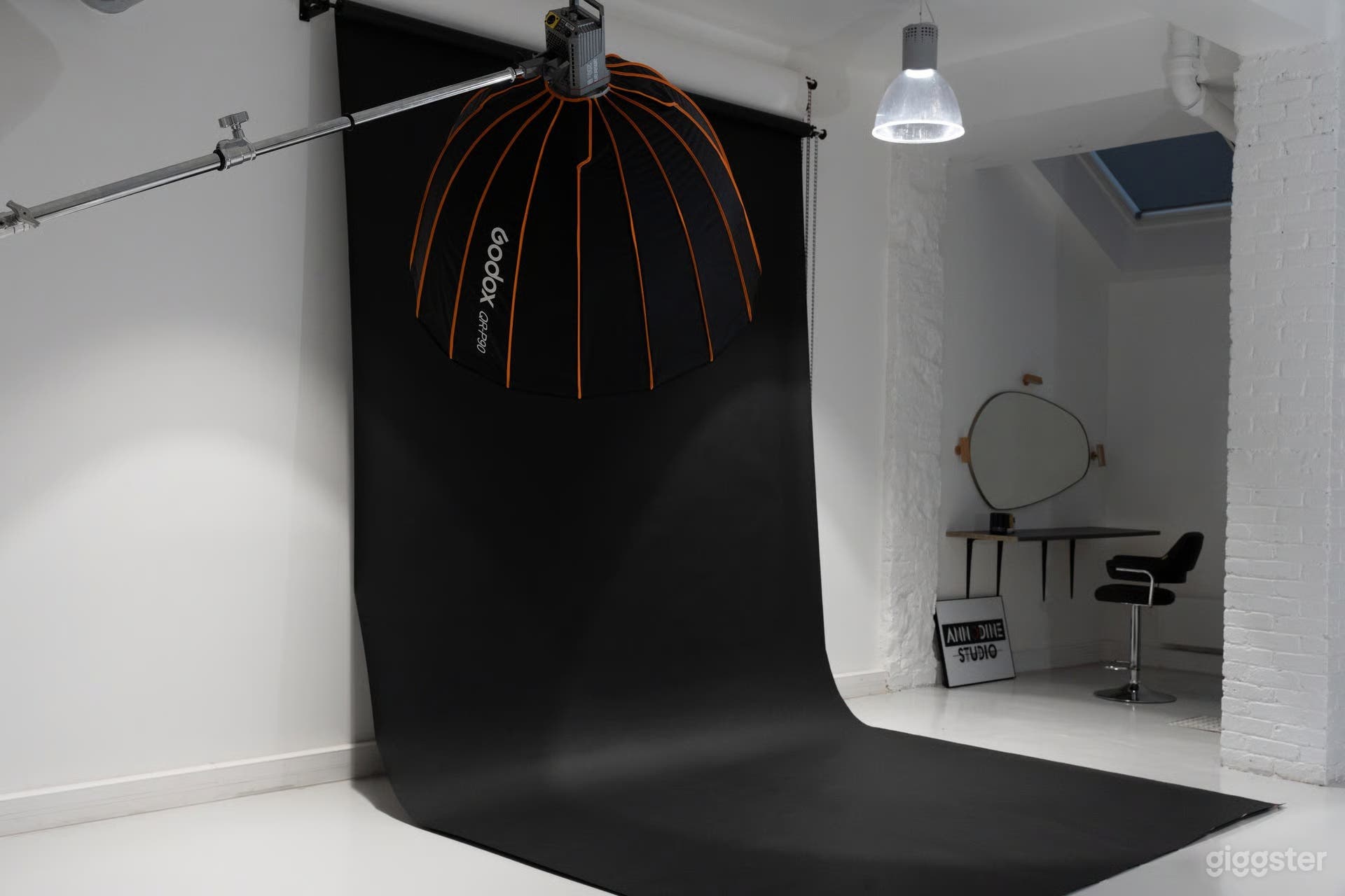 Photo de Studio photo de 90 m2 situé à deux pas de la Porte de Cligna 2