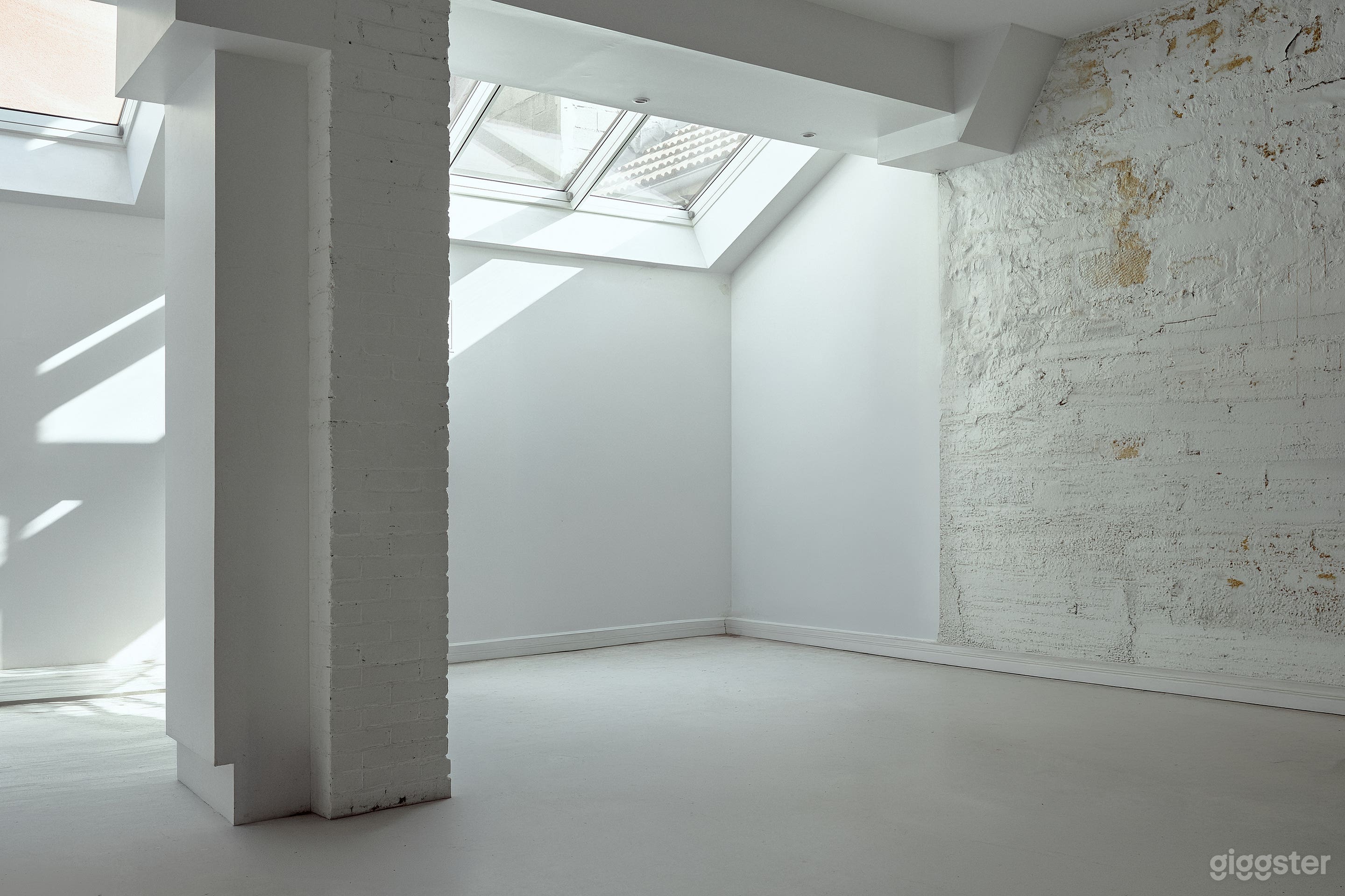 Photo de Studio photo de 90 m2 situé à deux pas de la Porte de Cligna 4