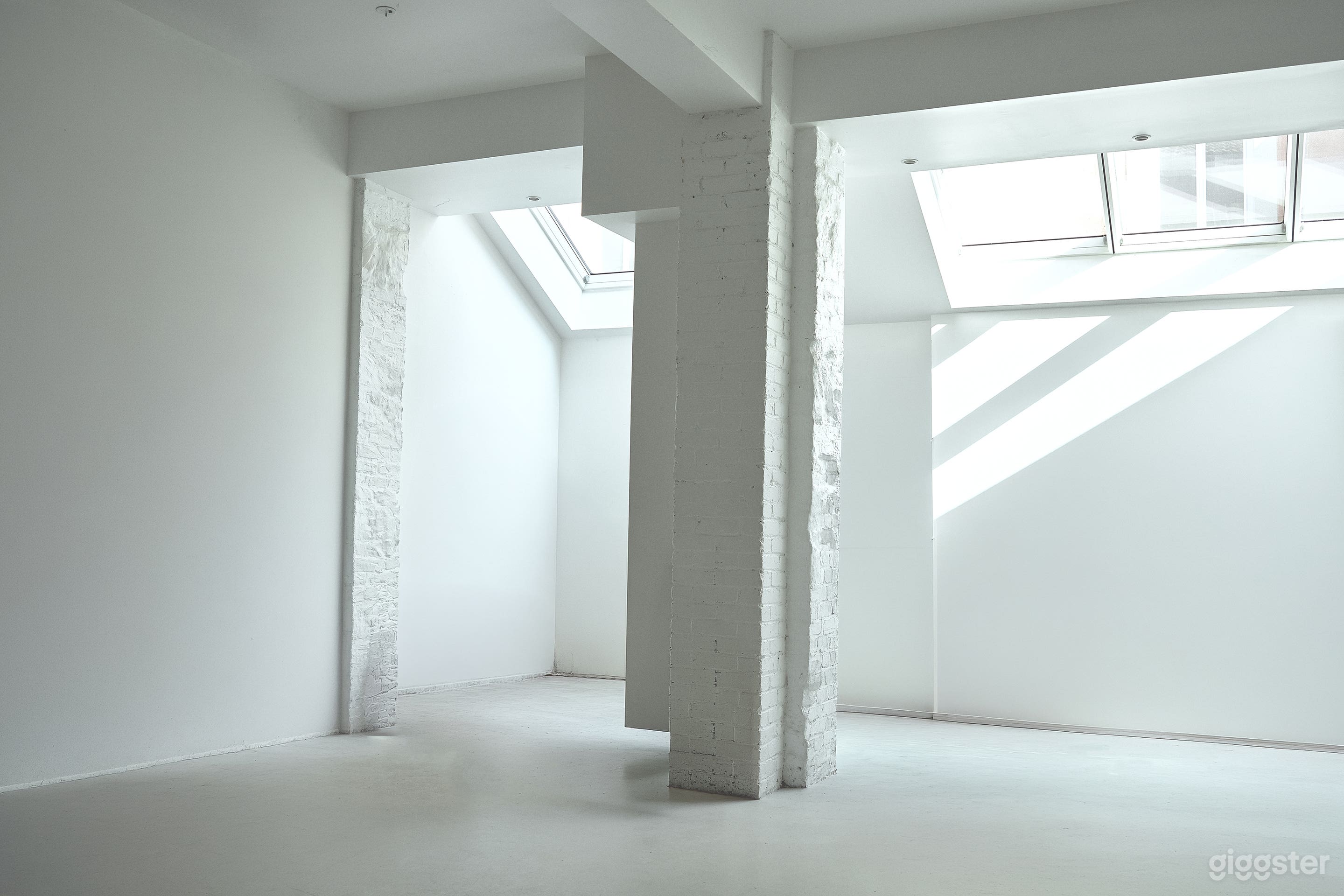 Photo de Studio photo de 90 m2 situé à deux pas de la Porte de Cligna 2
