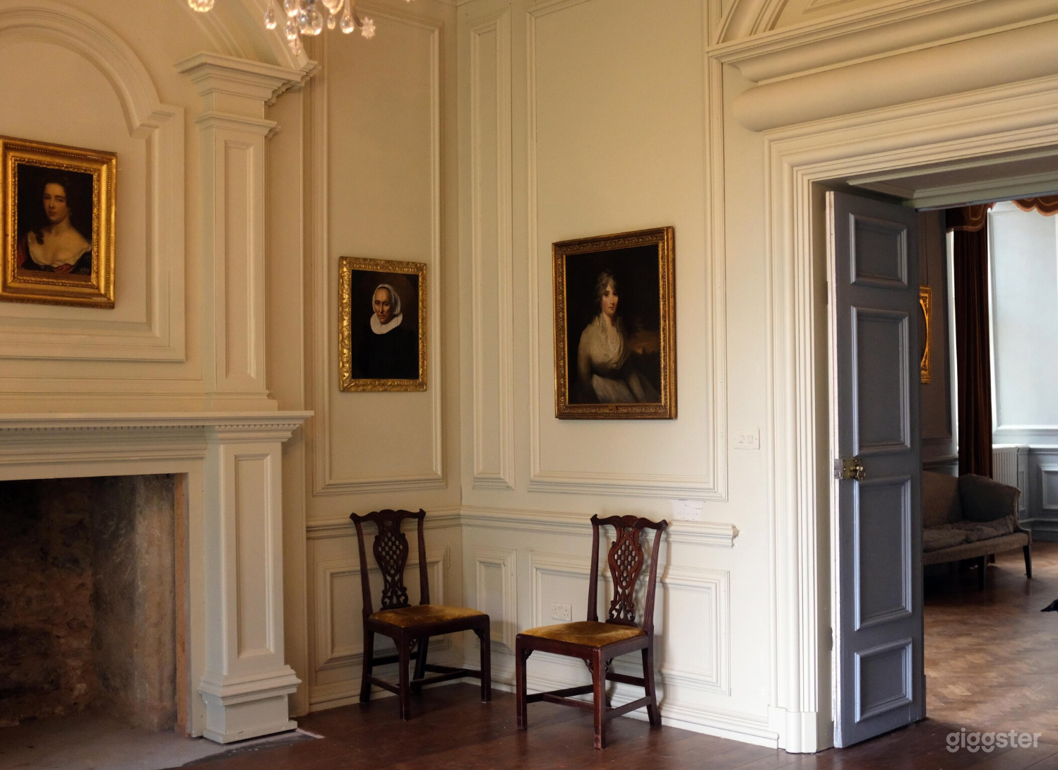 Newly Refurbished Ante Room  Photo 3