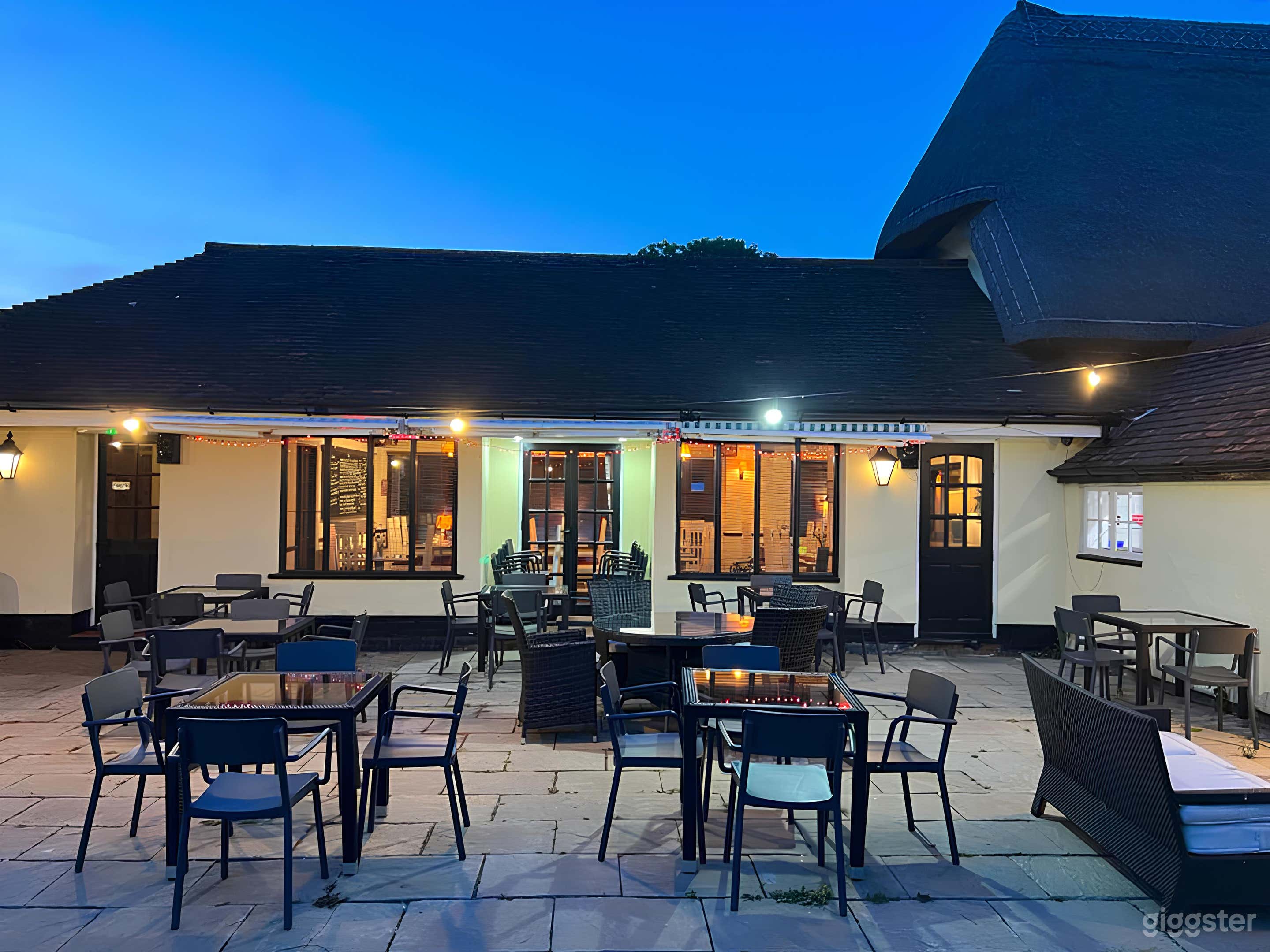 Relaxed Outdoor Pub  Photo 3