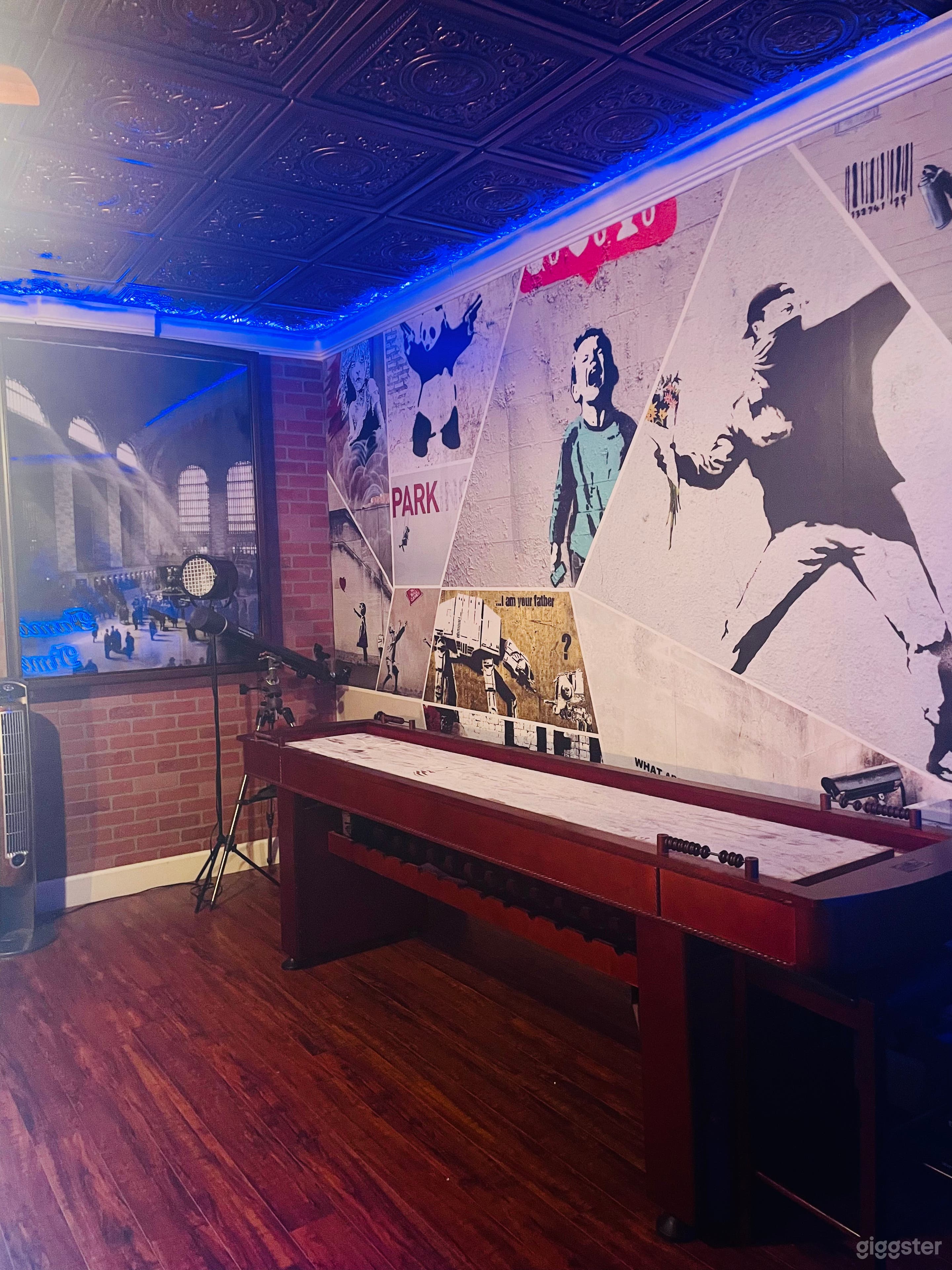 Studio prohibition era style / Shuffleboard table